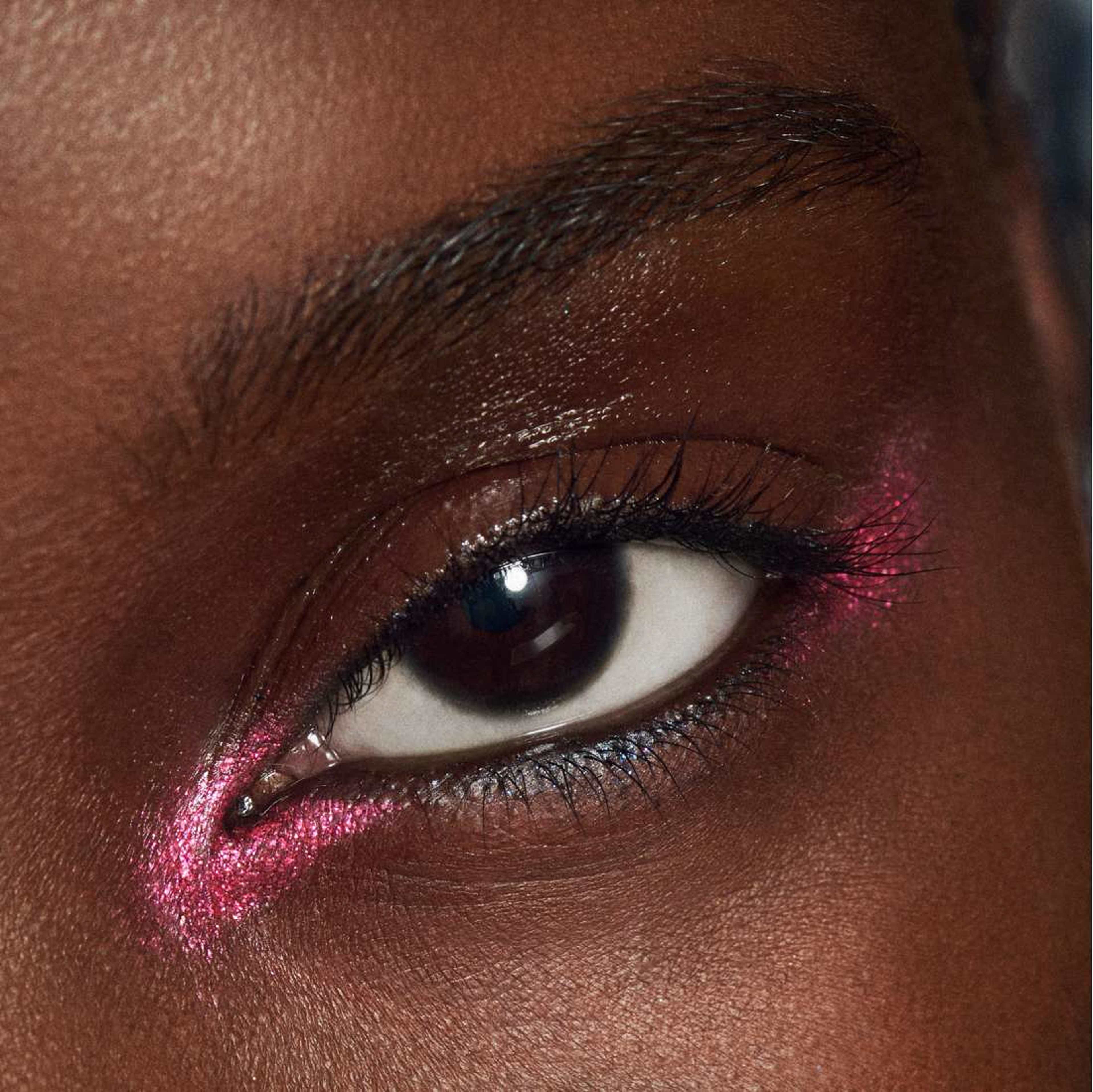 Dazzleshadow Liquid, från MAC Cosmetics, i färgen Fuchsia Future. Klicka för att öppna bilden i stort format