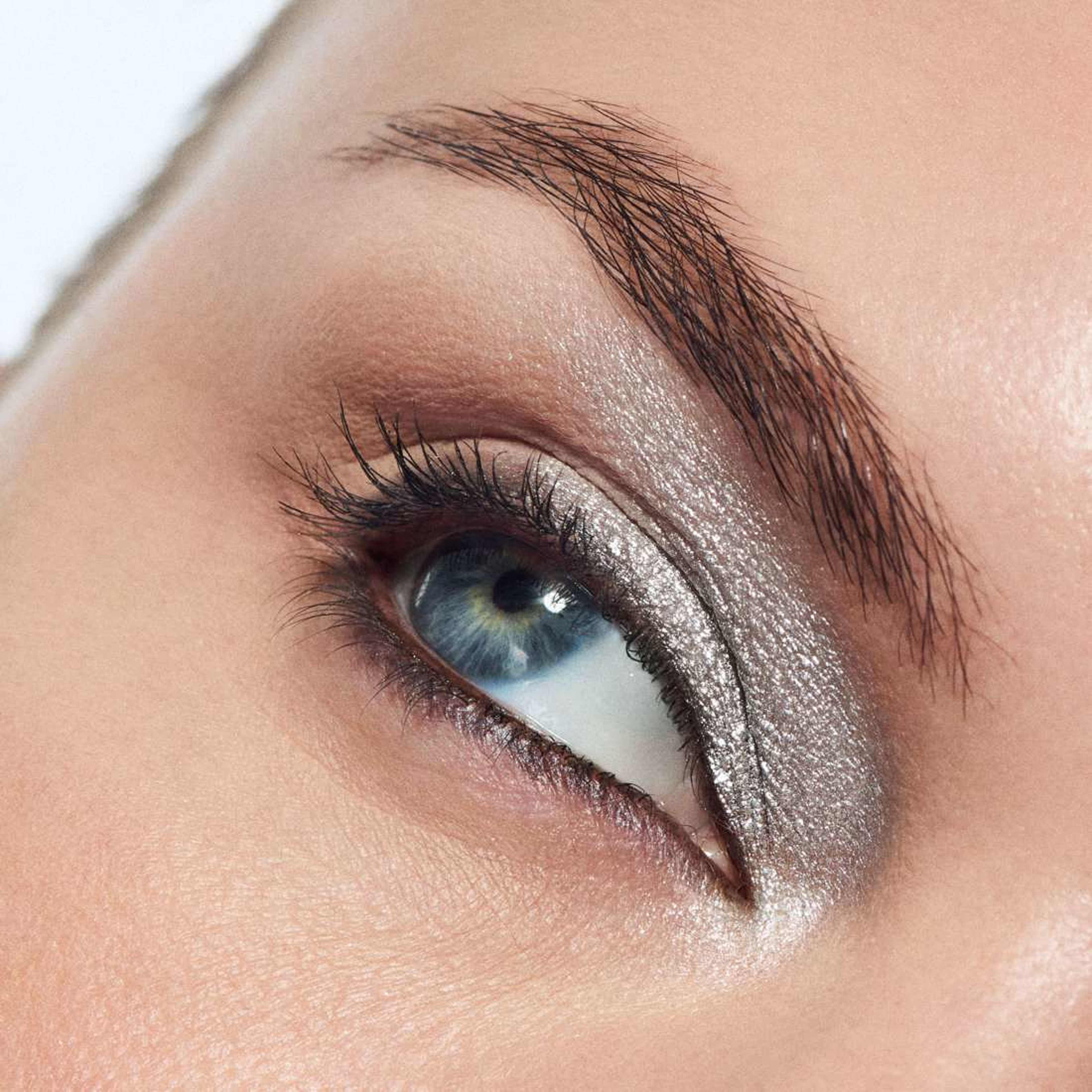 Dazzleshadow Liquid, från MAC Cosmetics, i färgen Silver Surfer. Klicka för att öppna bilden i stort format