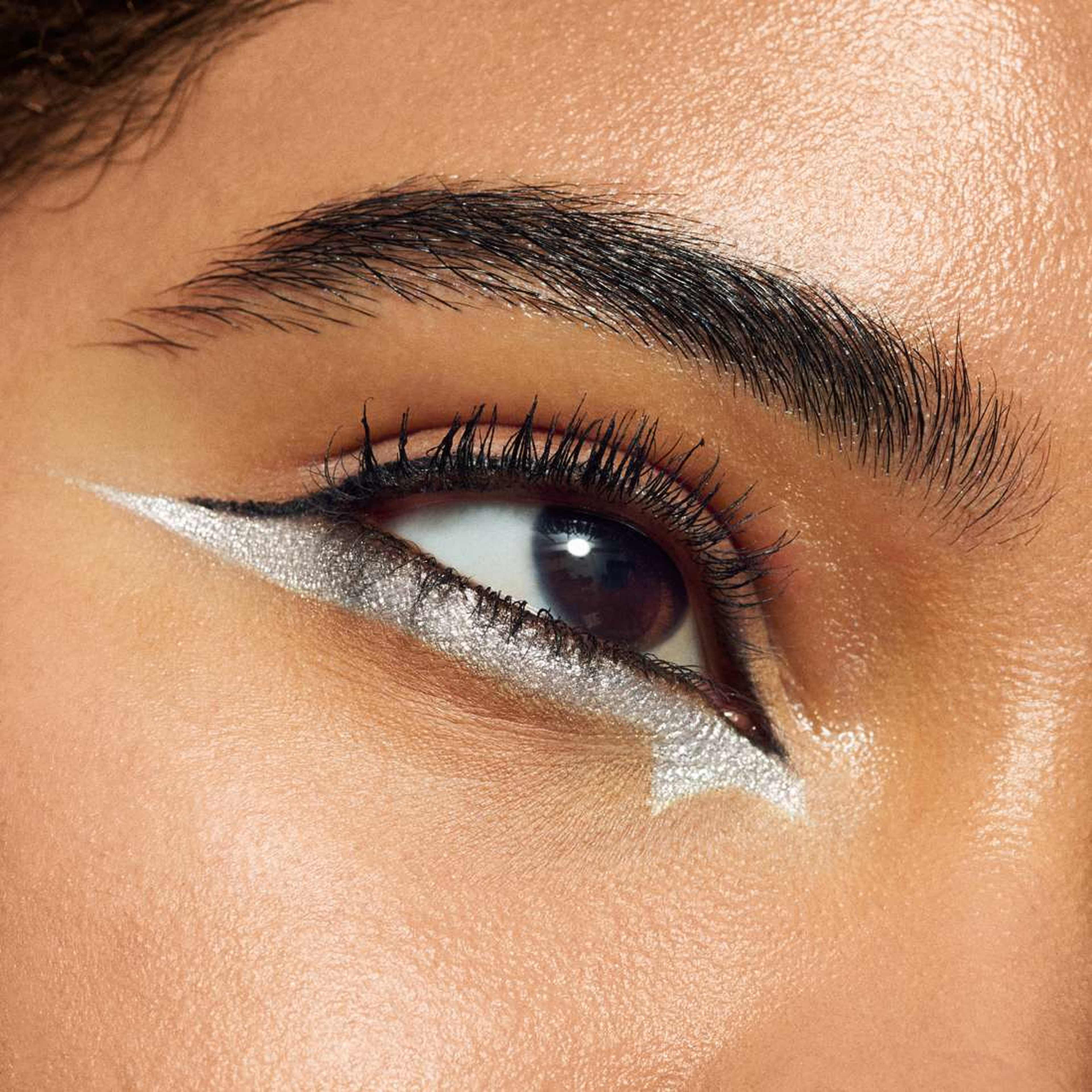 Dazzleshadow Liquid, från MAC Cosmetics, i färgen Silver Surfer. Klicka för att öppna bilden i stort format