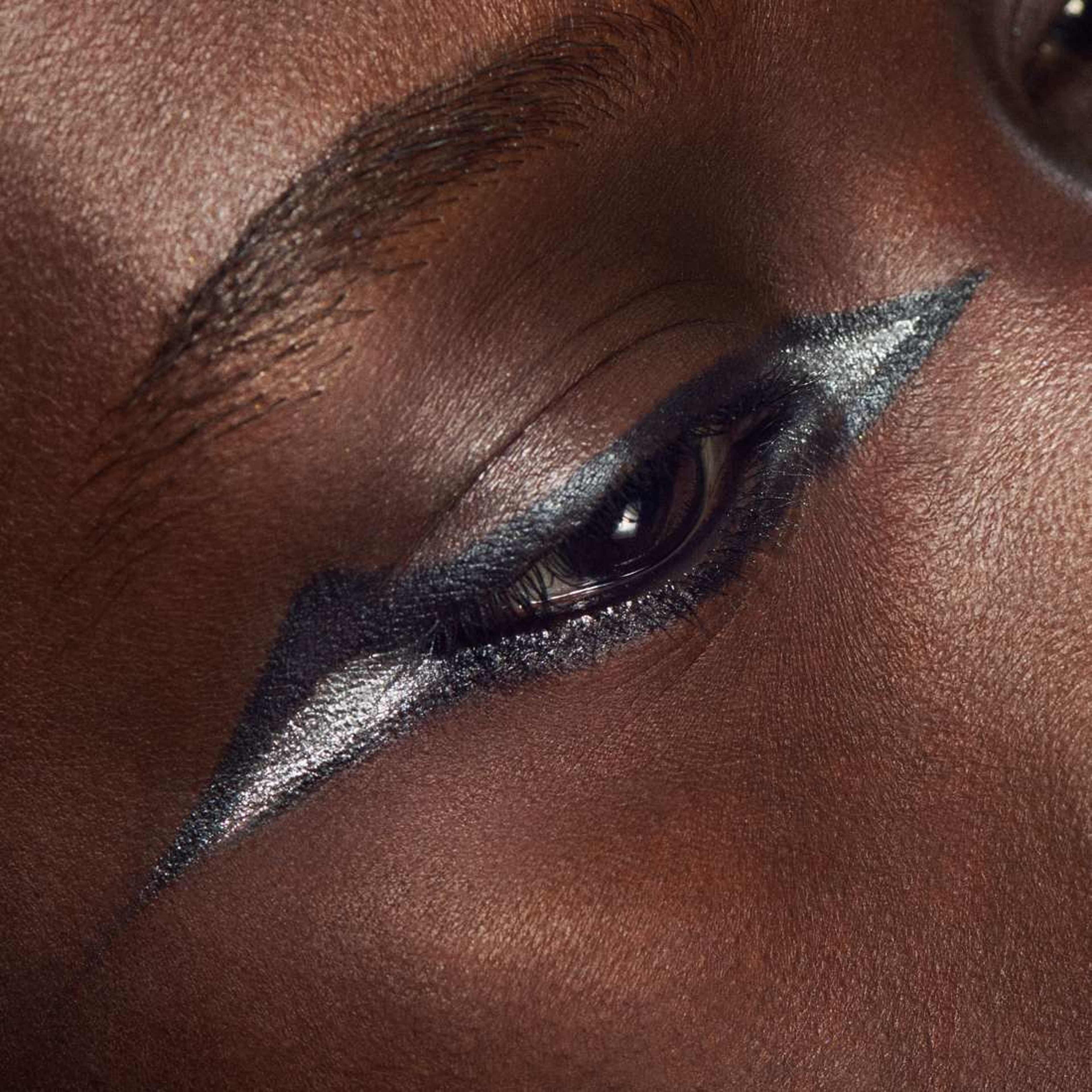 Dazzleshadow Liquid, från MAC Cosmetics, i färgen Silver Surfer. Klicka för att öppna bilden i stort format