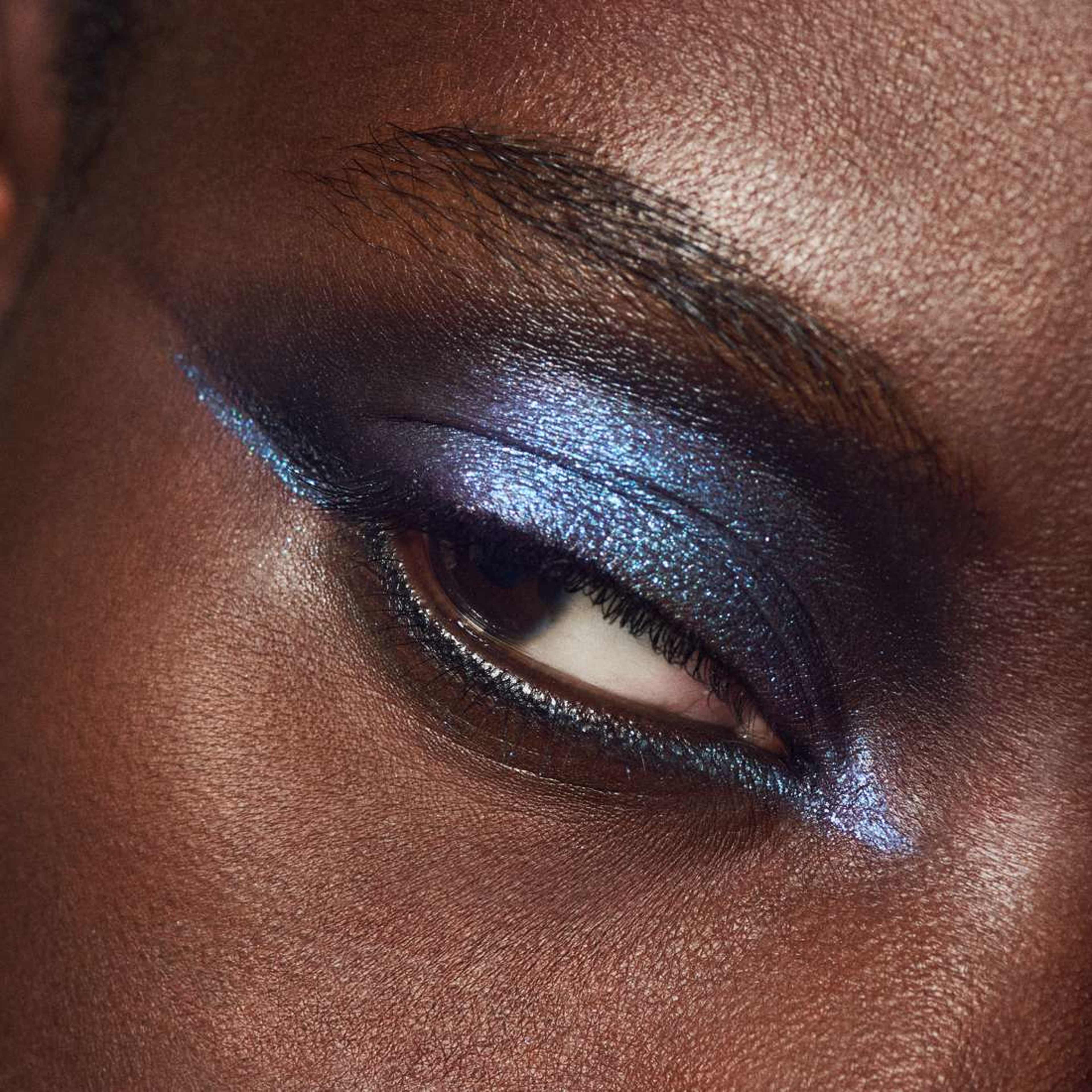 Dazzleshadow Liquid, från MAC Cosmetics, i färgen Tourmaline Dream. Klicka för att öppna bilden i stort format