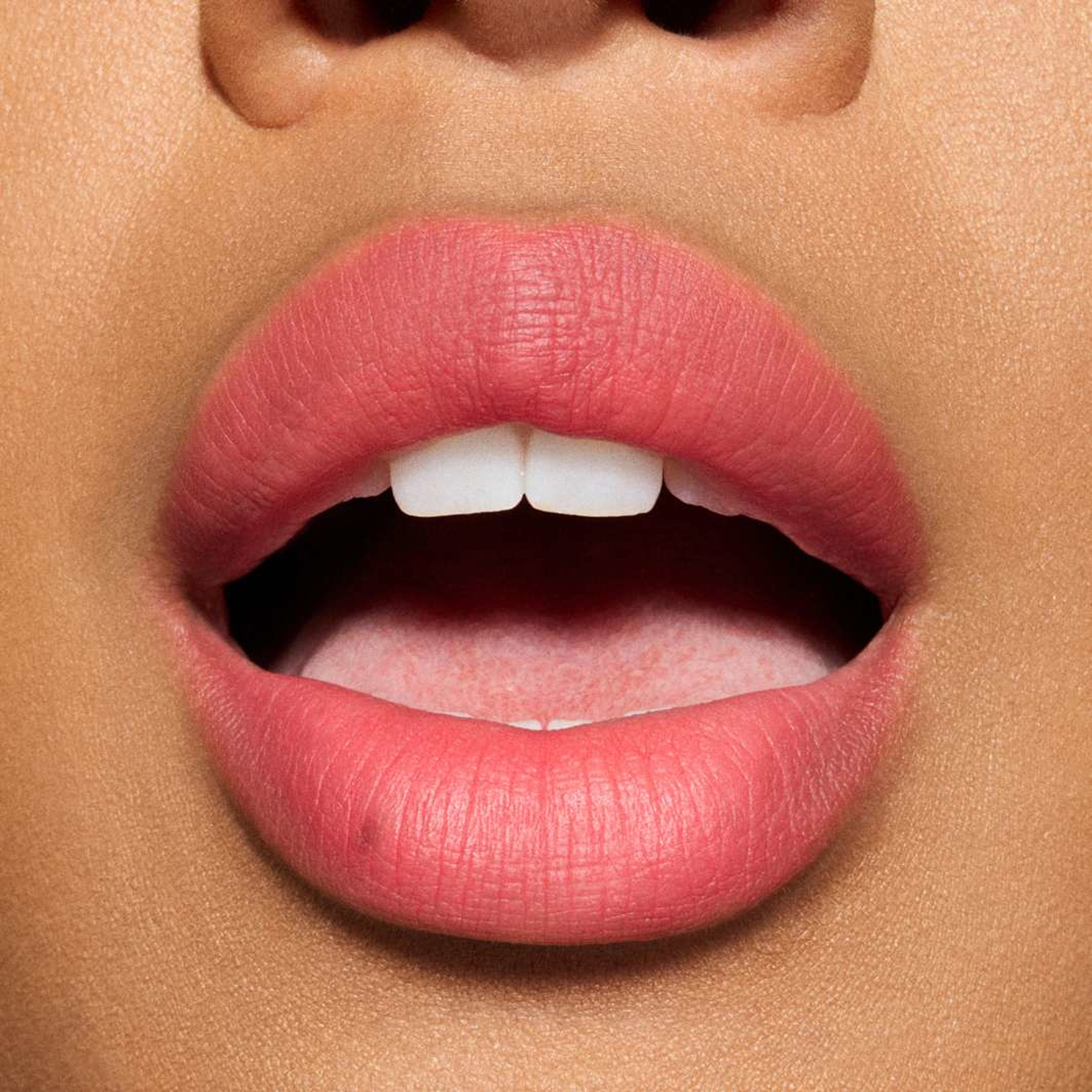 Powder Kiss Hazy Matte Lipstick, från MAC Cosmetics, i färgen A Little Tamed. Klicka för att öppna bilden i stort format