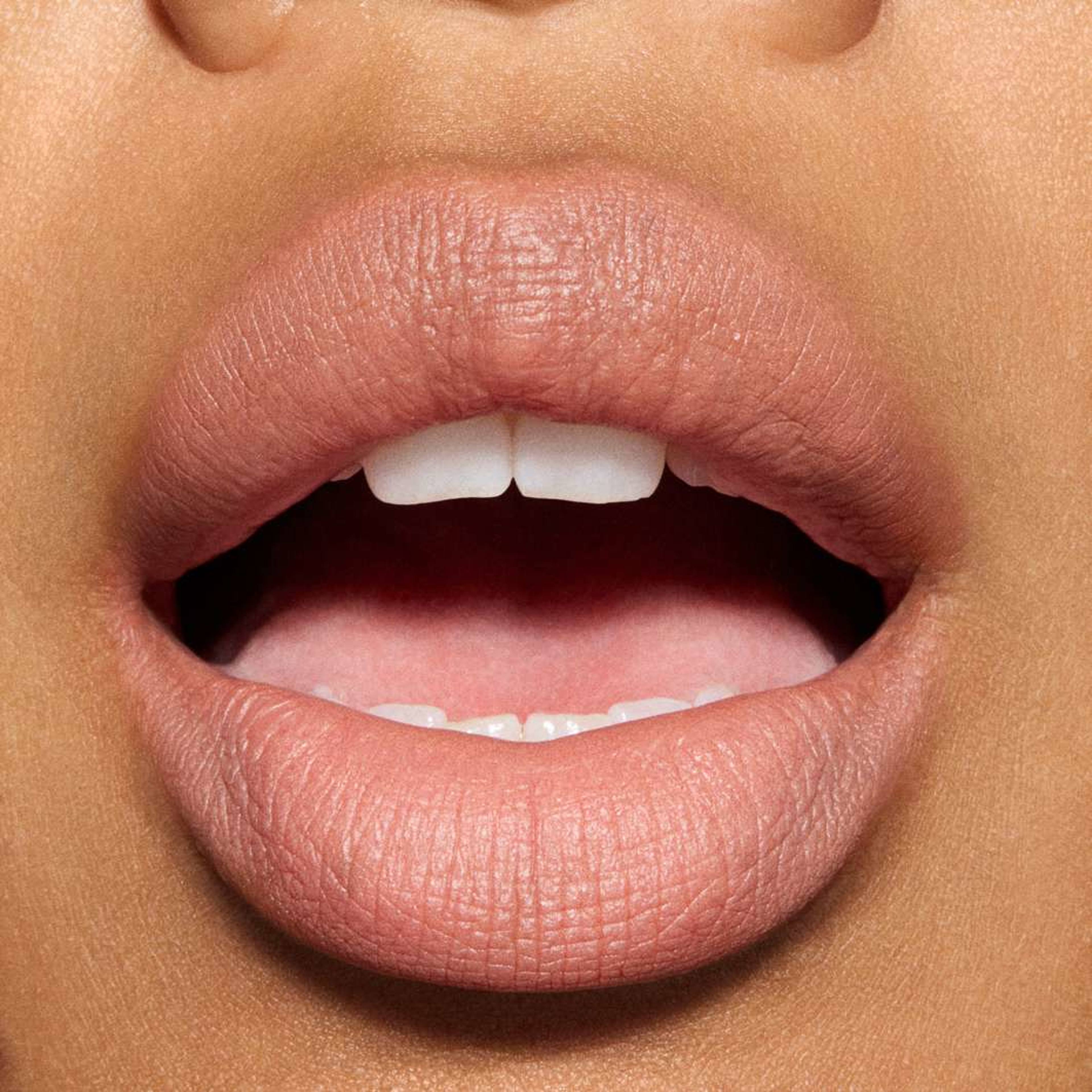 Powder Kiss Hazy Matte Lipstick, från MAC Cosmetics, i färgen Off The Market. Klicka för att öppna bilden i stort format