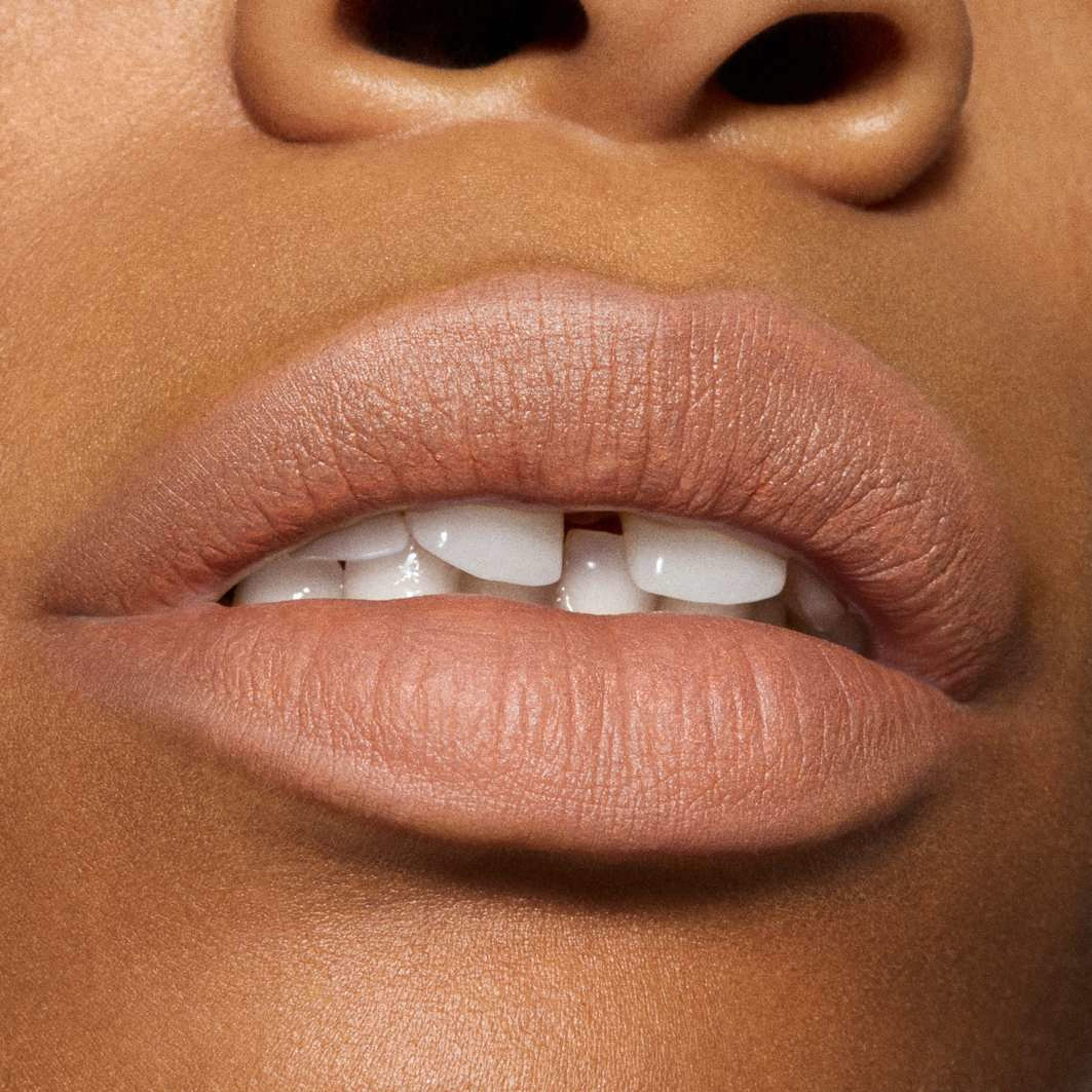 Powder Kiss Hazy Matte Lipstick, från MAC Cosmetics, i färgen Off The Market. Klicka för att öppna bilden i stort format