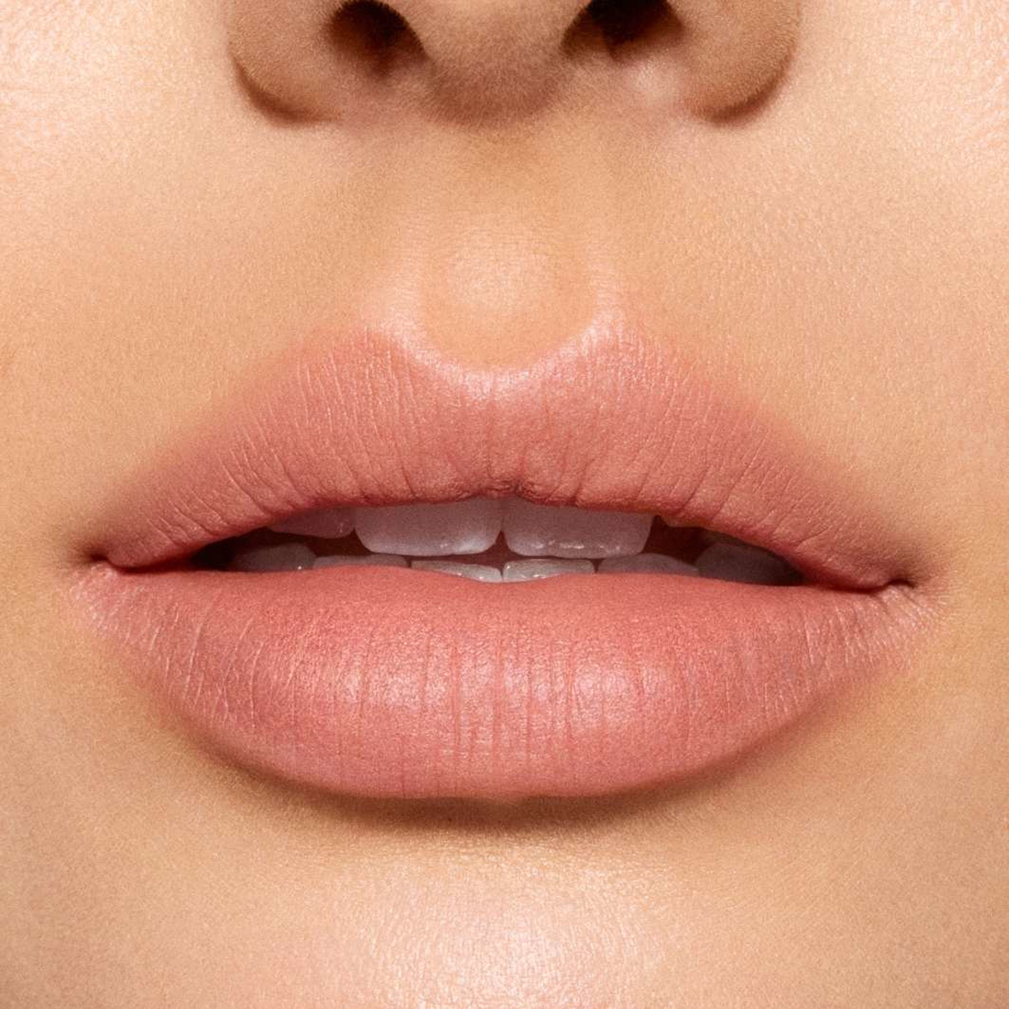 Powder Kiss Hazy Matte Lipstick, från MAC Cosmetics, i färgen Off The Market. Klicka för att öppna bilden i stort format