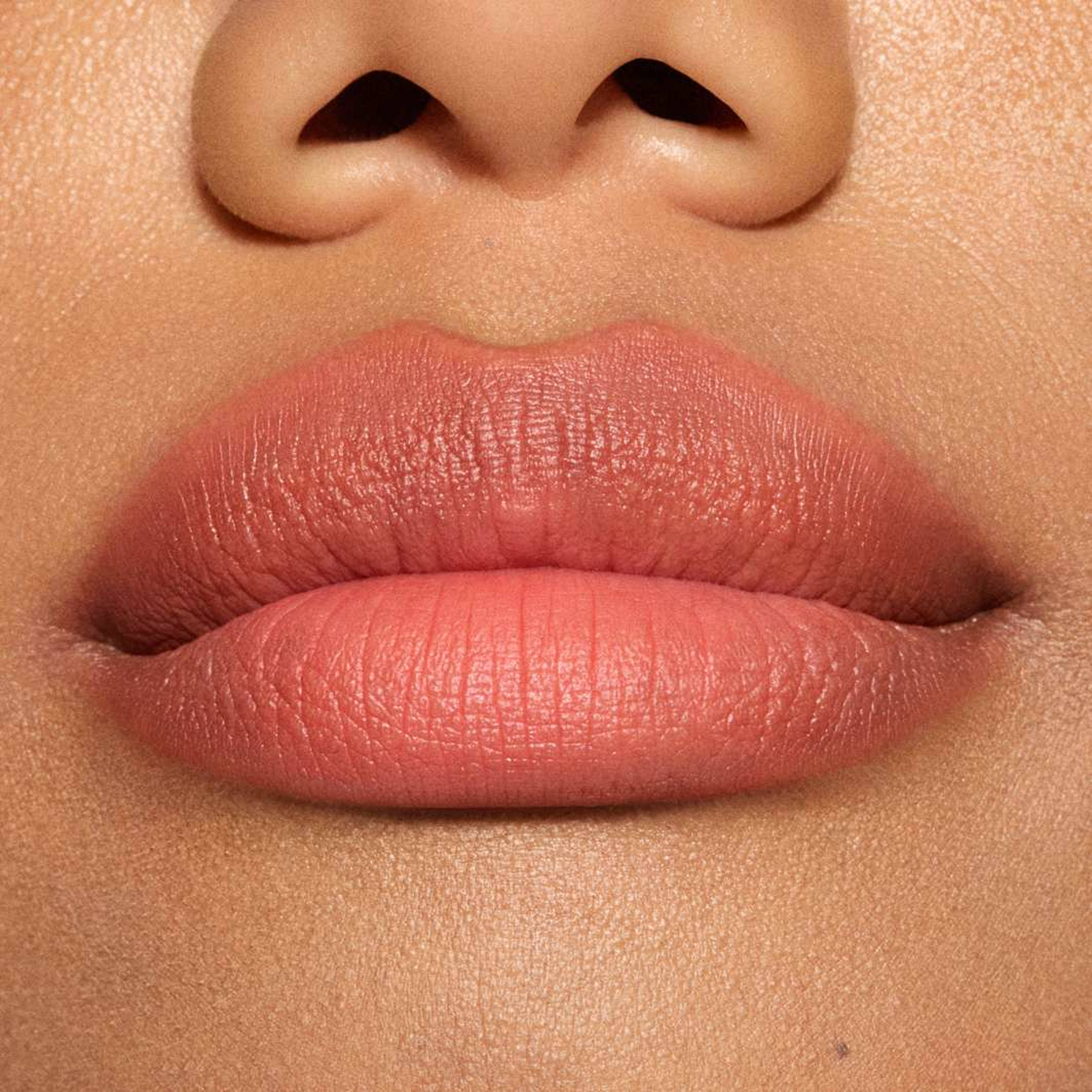 Powder Kiss Hazy Matte Lipstick, från MAC Cosmetics, i färgen Mull It Over. Klicka för att öppna bilden i stort format