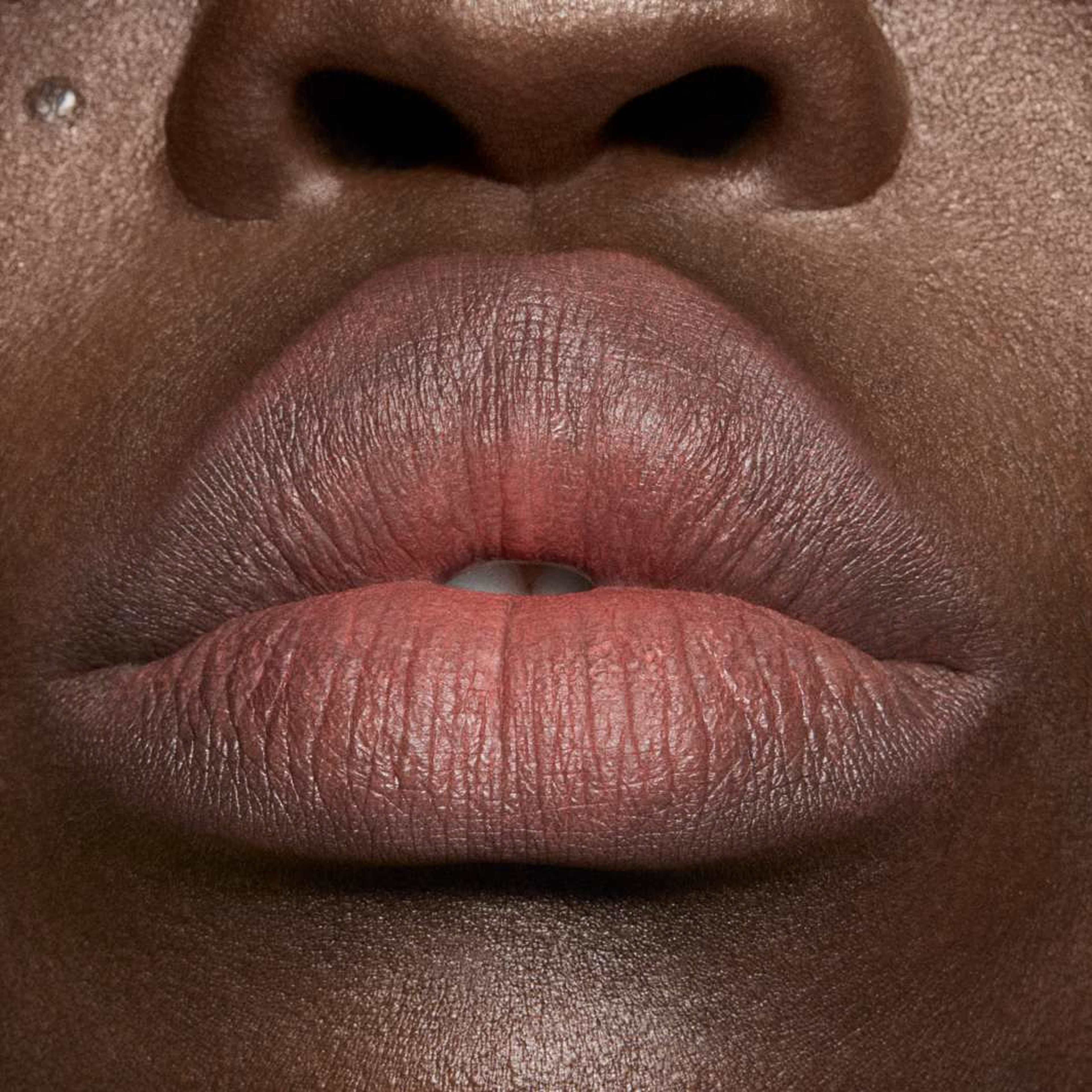 Powder Kiss Hazy Matte Lipstick, från MAC Cosmetics, i färgen Mull It Over. Klicka för att öppna bilden i stort format