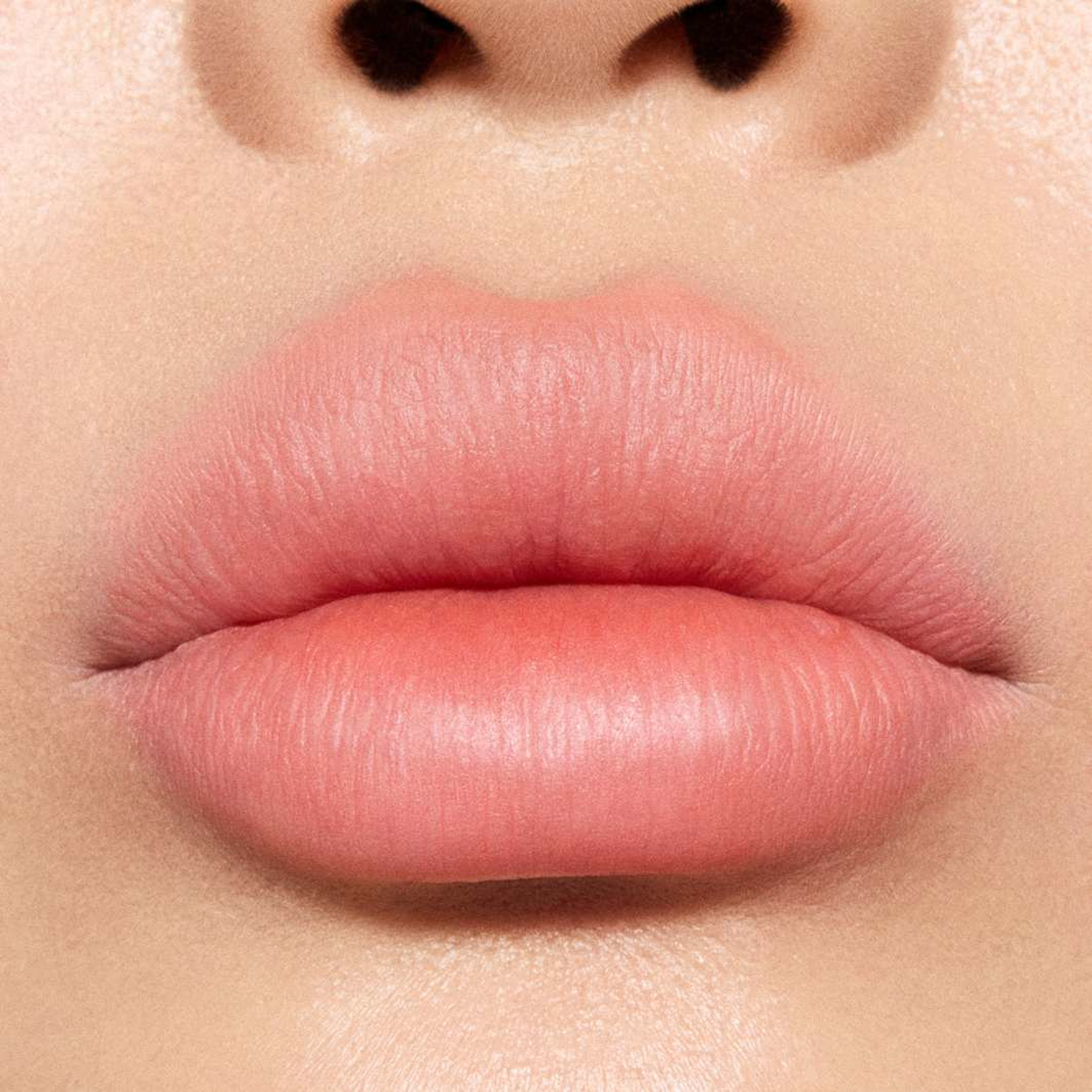 Powder Kiss Hazy Matte Lipstick, från MAC Cosmetics, i färgen Mull It Over. Klicka för att öppna bilden i stort format