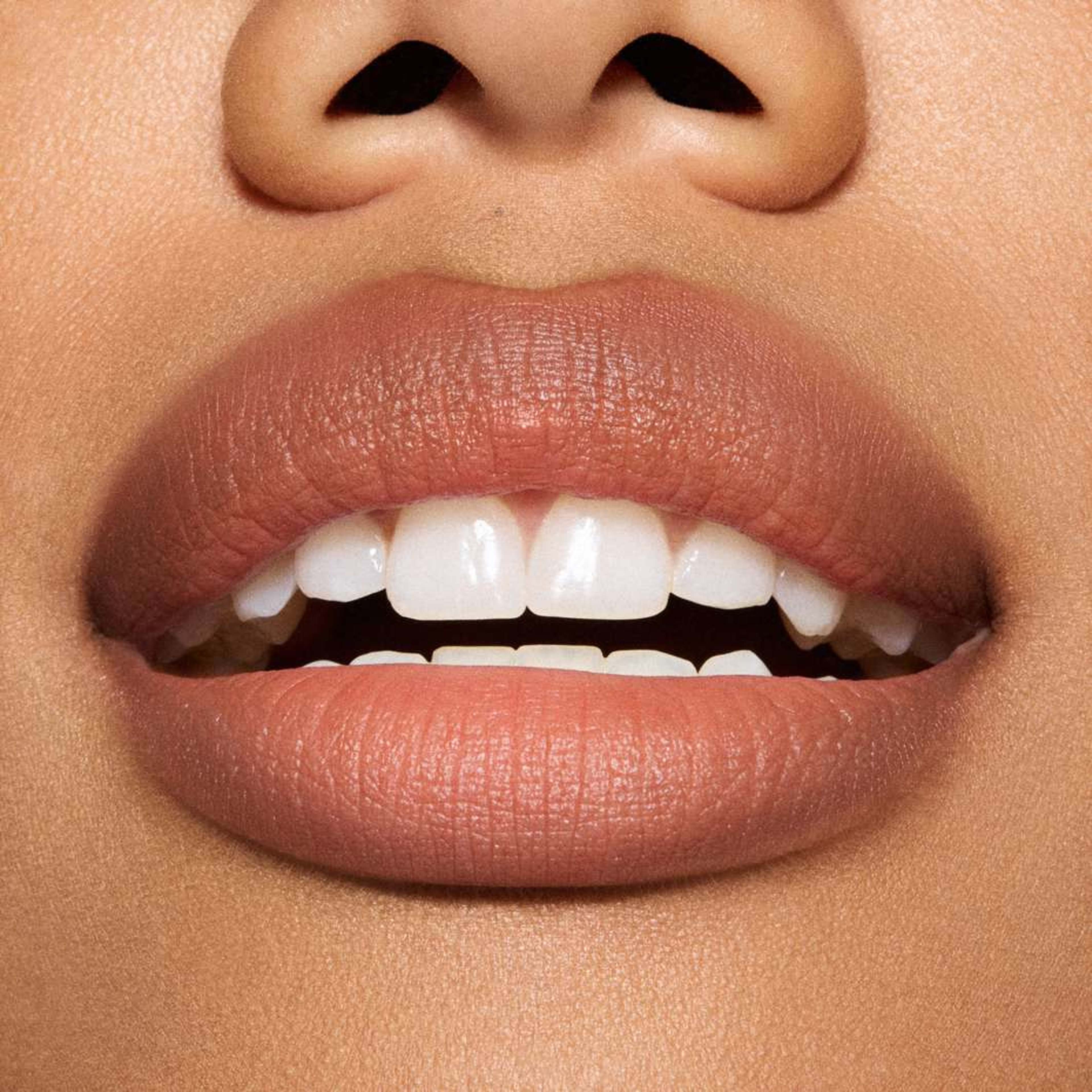 Powder Kiss Hazy Matte Lipstick, från MAC Cosmetics, i färgen Moving On Up. Klicka för att öppna bilden i stort format