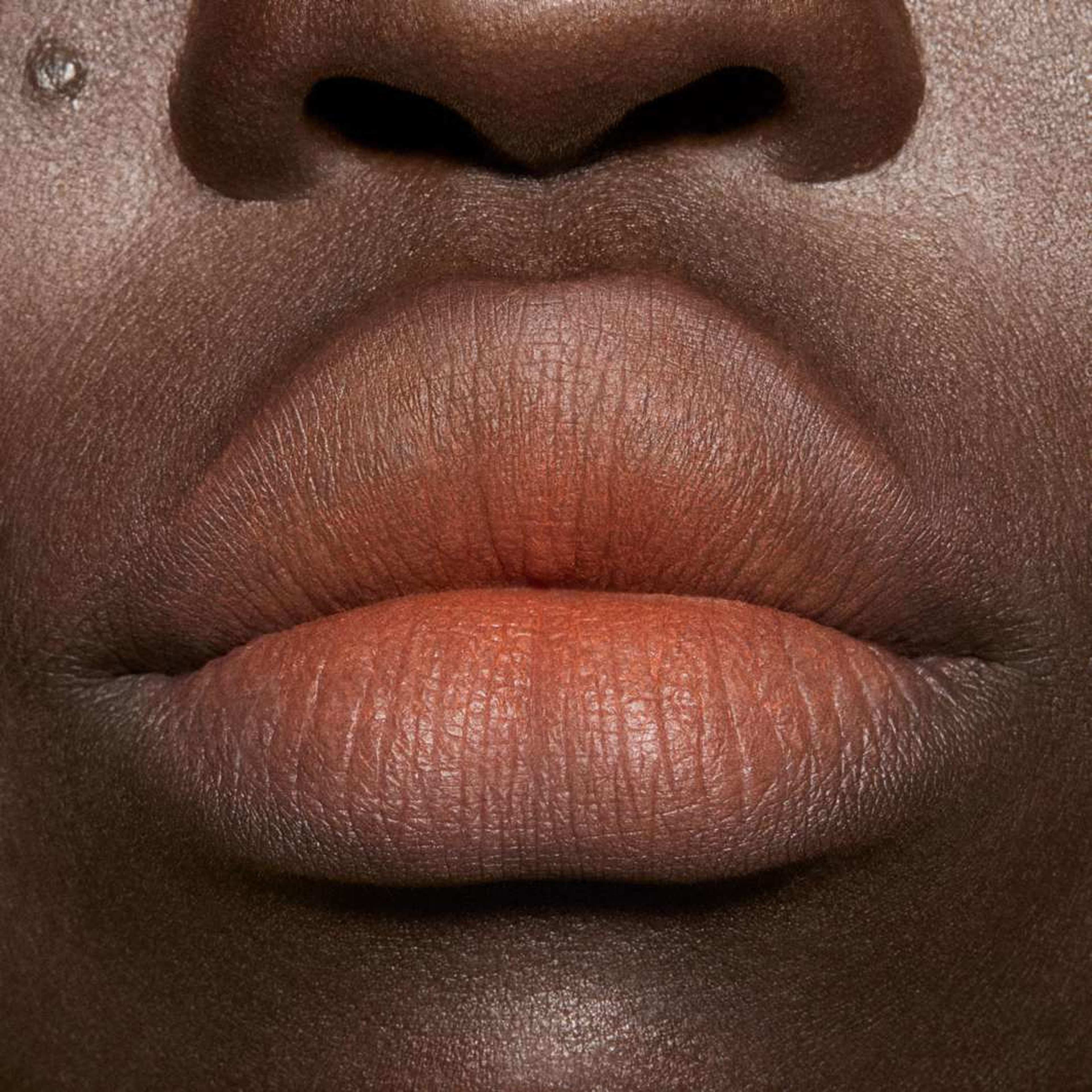 Powder Kiss Hazy Matte Lipstick, från MAC Cosmetics, i färgen Moving On Up. Klicka för att öppna bilden i stort format