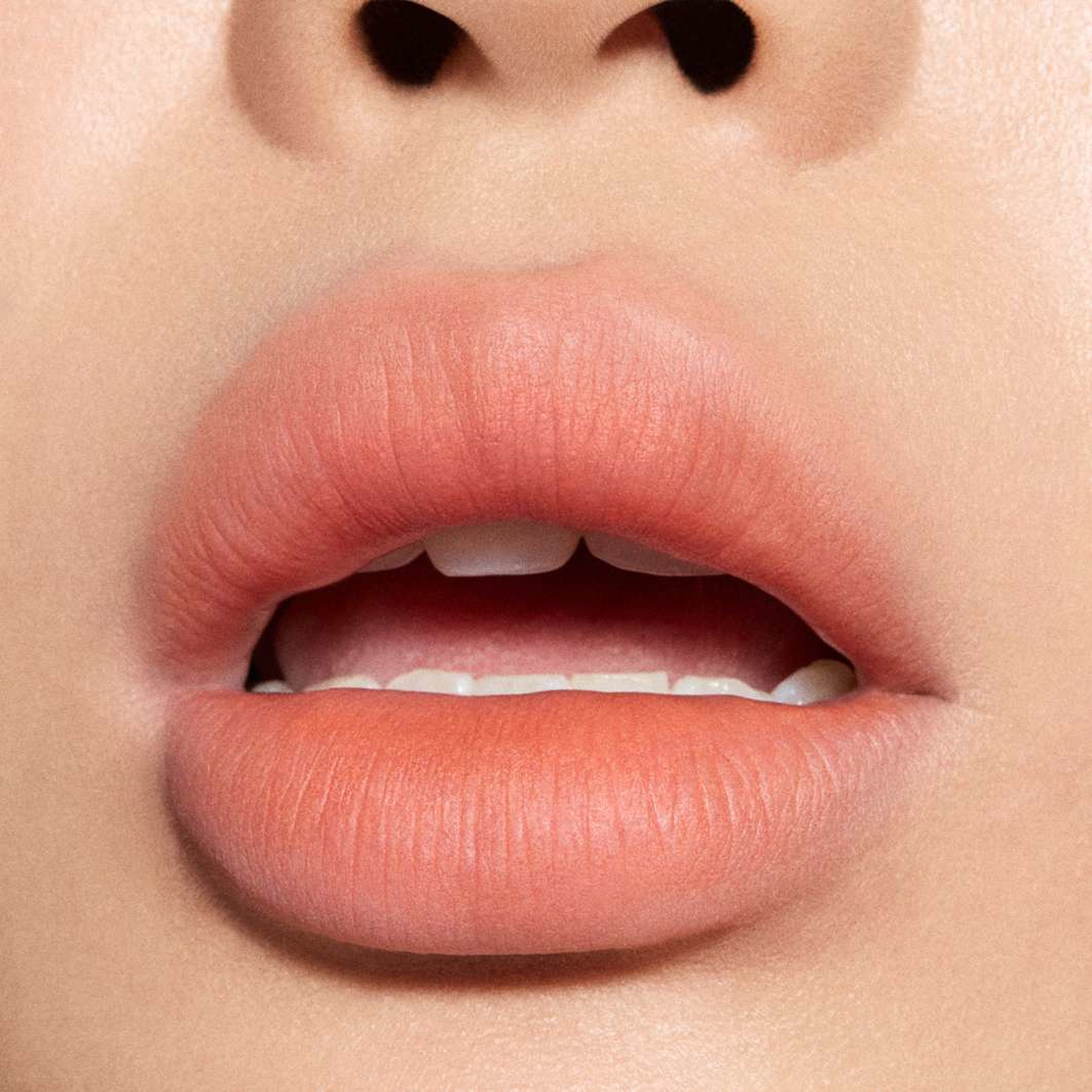 Powder Kiss Hazy Matte Lipstick, från MAC Cosmetics, i färgen Moving On Up. Klicka för att öppna bilden i stort format