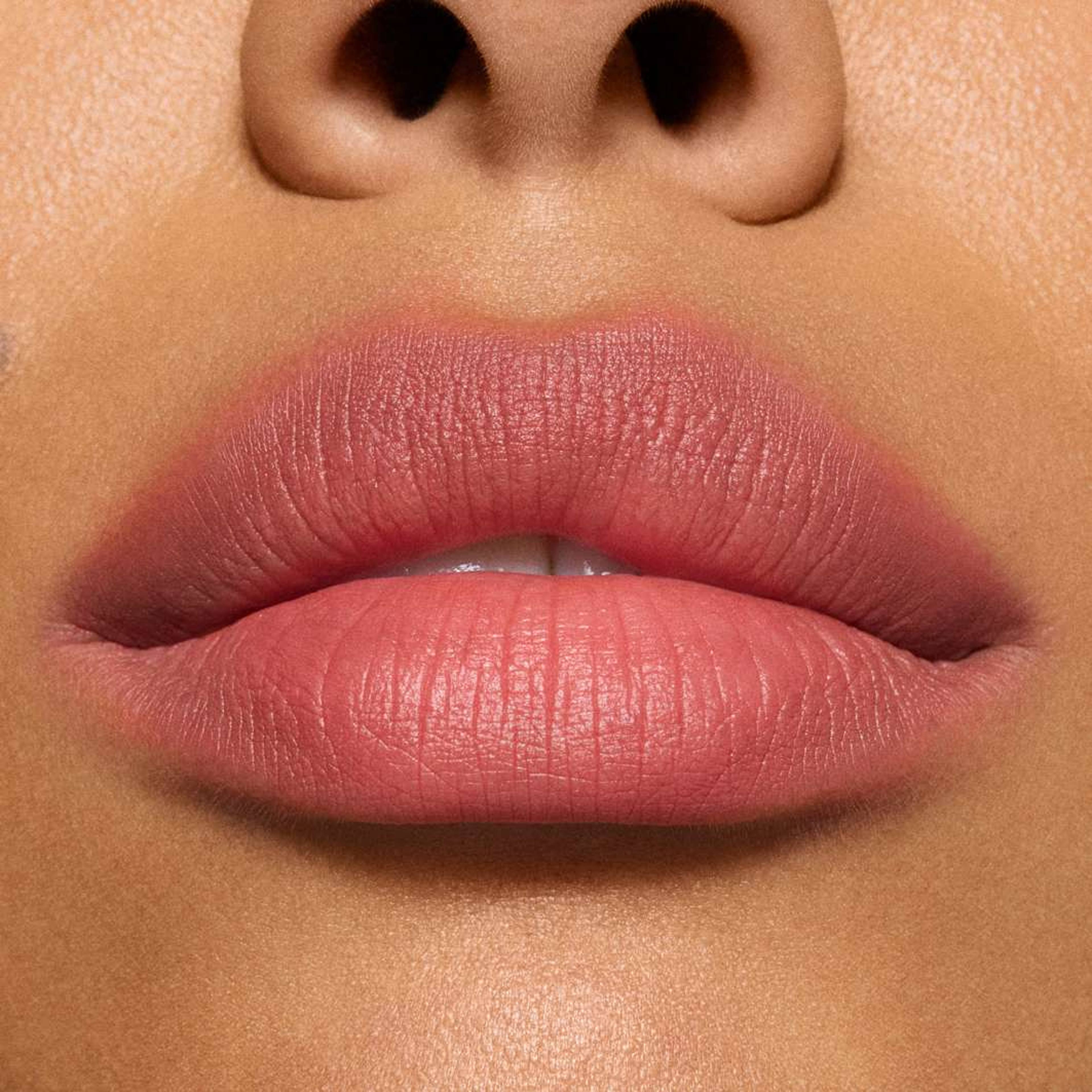 Powder Kiss Hazy Matte Lipstick, från MAC Cosmetics, i färgen Stay Curious. Klicka för att öppna bilden i stort format