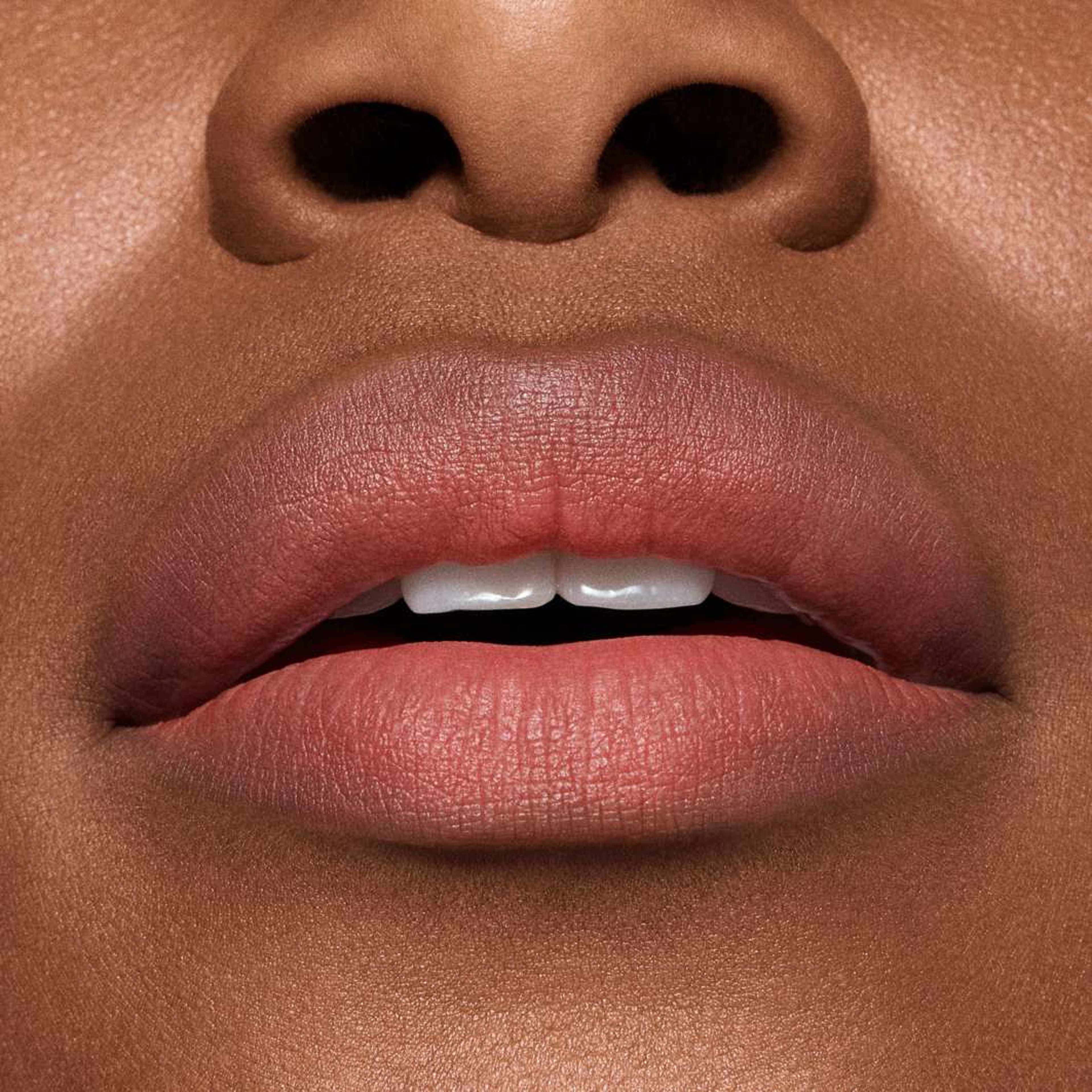 Powder Kiss Hazy Matte Lipstick, från MAC Cosmetics, i färgen Stay Curious. Klicka för att öppna bilden i stort format