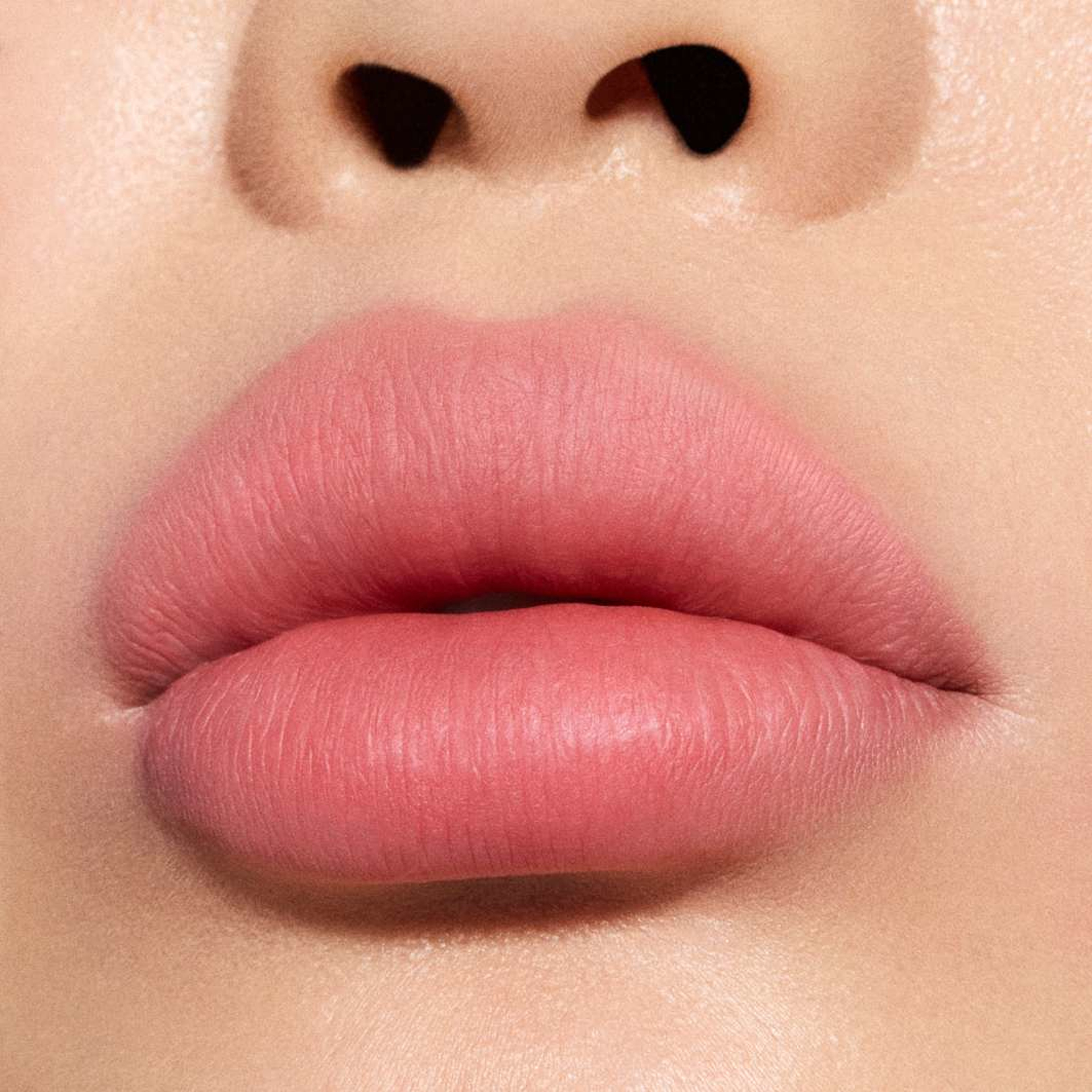 Powder Kiss Hazy Matte Lipstick, från MAC Cosmetics, i färgen Stay Curious. Klicka för att öppna bilden i stort format