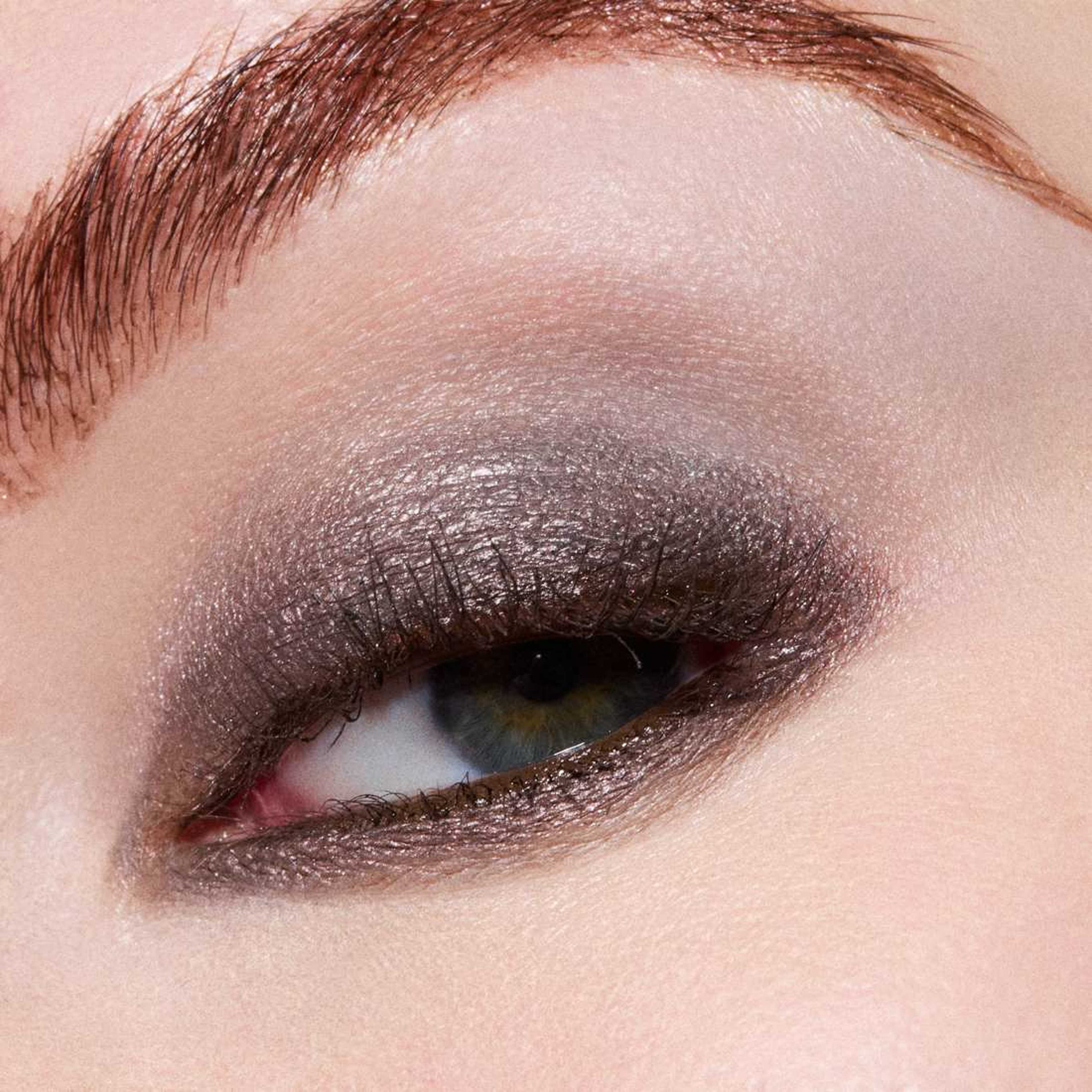 Eye Shadow Metallic, från MAC Cosmetics, i färgen Bust. Klicka för att öppna bilden i stort format