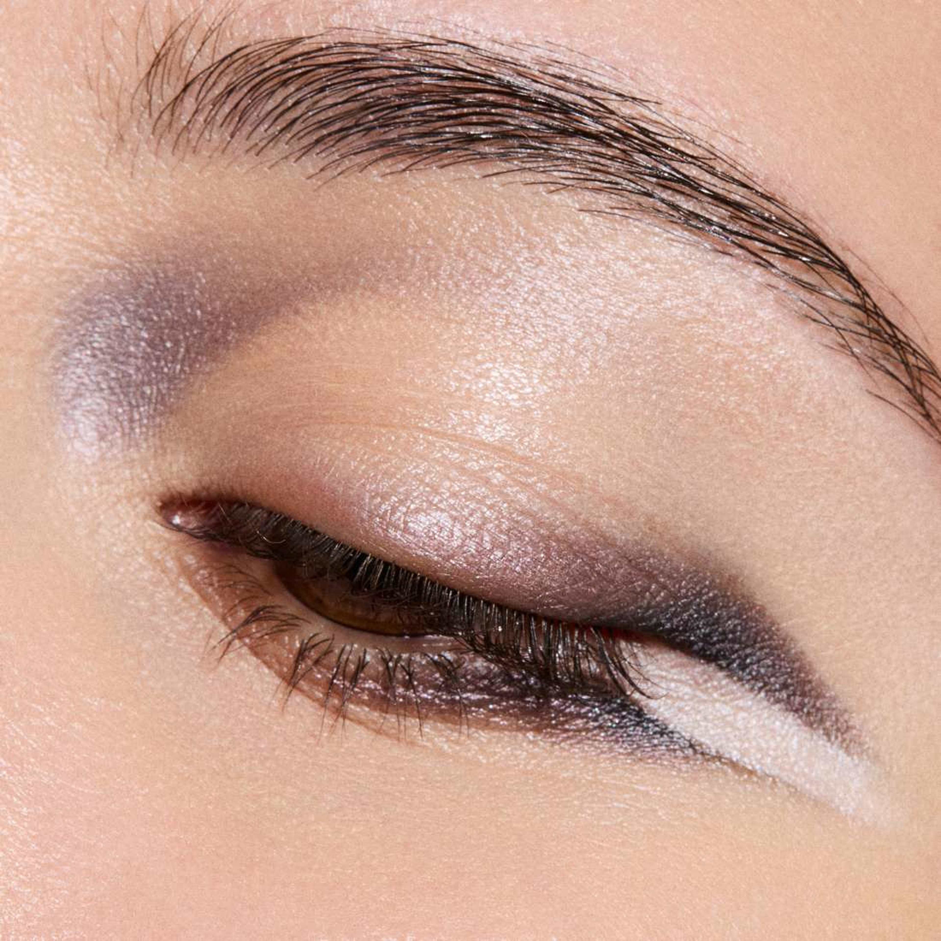 Eye Shadow Metallic, från MAC Cosmetics, i färgen Bust. Klicka för att öppna bilden i stort format