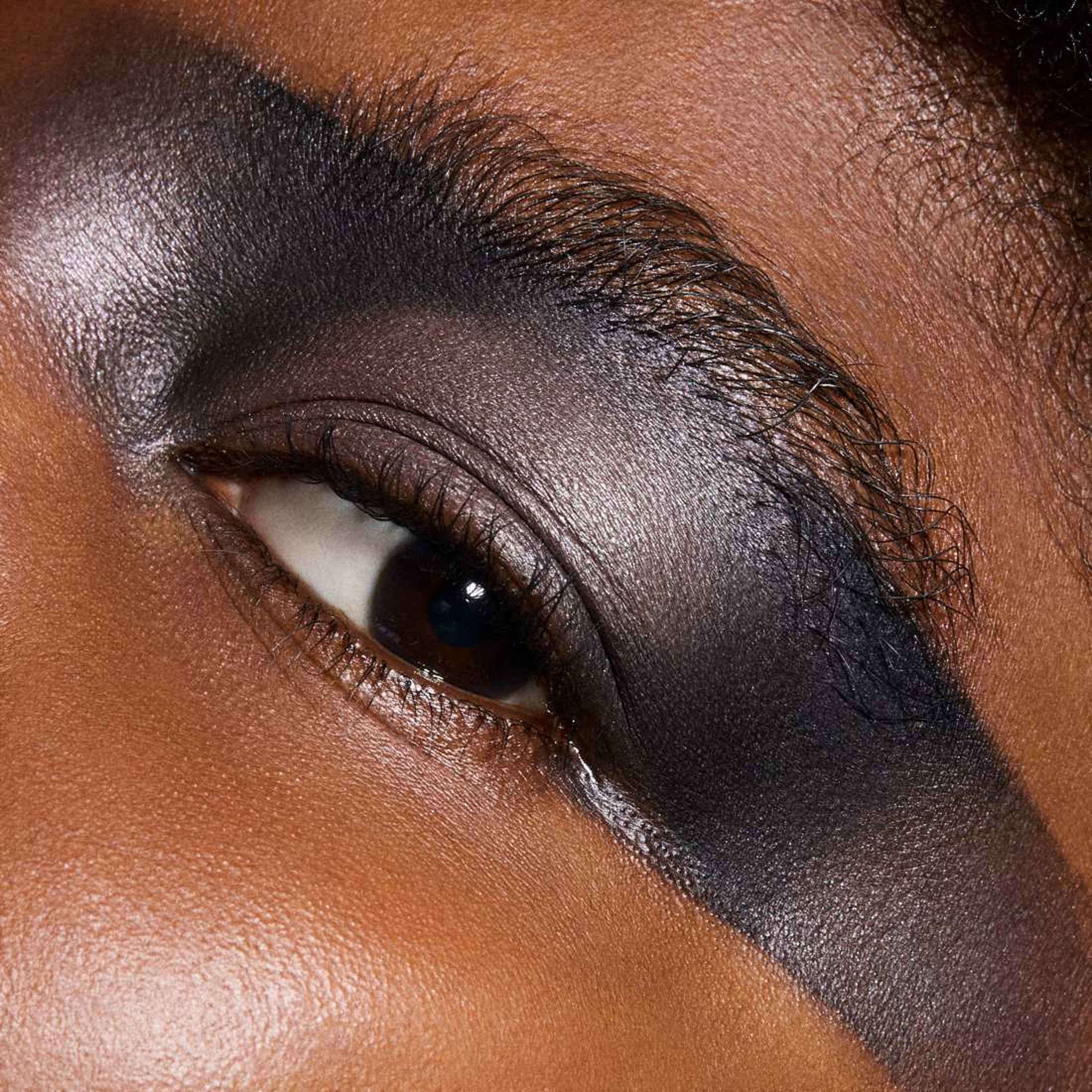 Eye Shadow Metallic, från MAC Cosmetics, i färgen Bust. Klicka för att öppna bilden i stort format