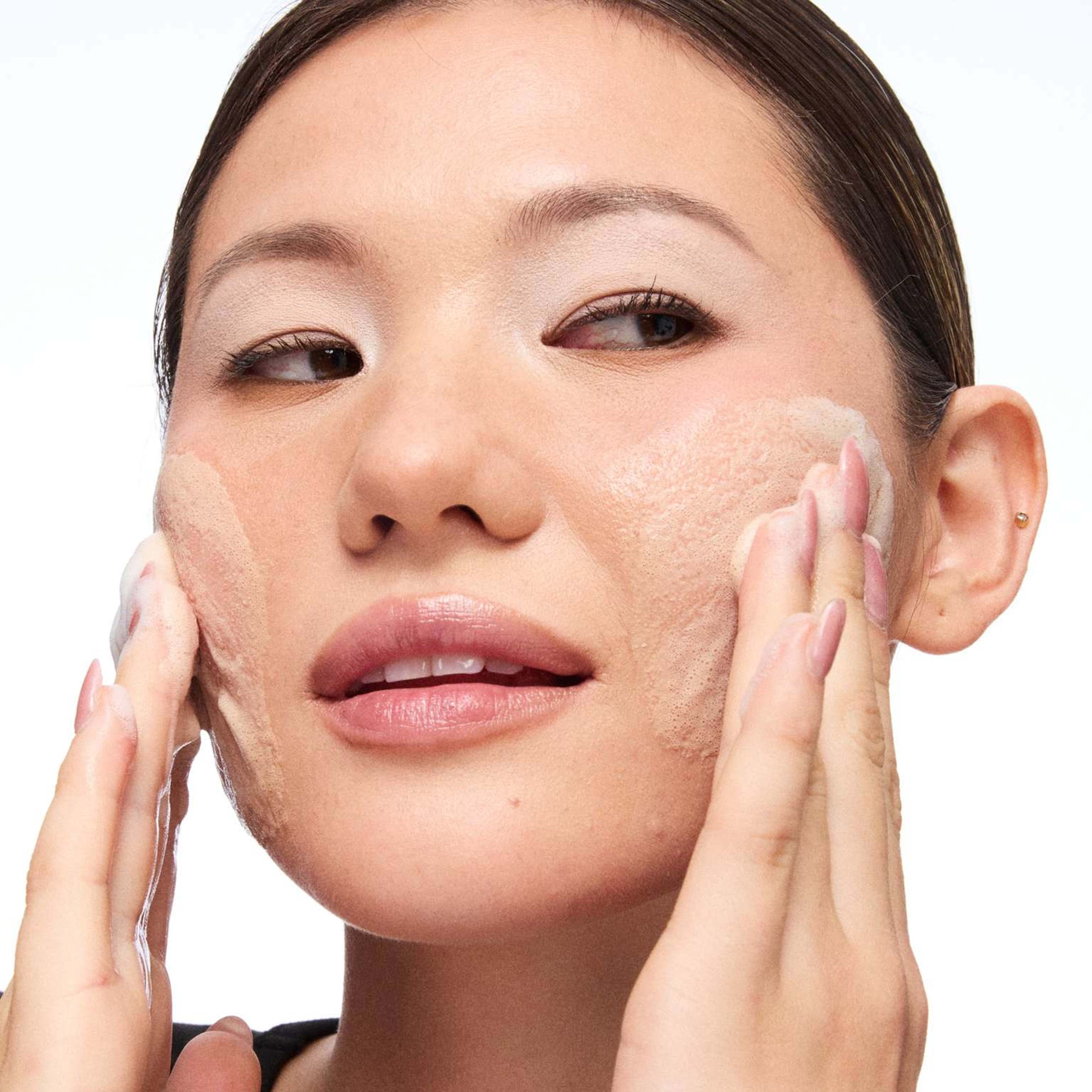 Major Foamo Jelly Face Cleanser, från MAC Cosmetics. Klicka för att öppna bilden i stort format