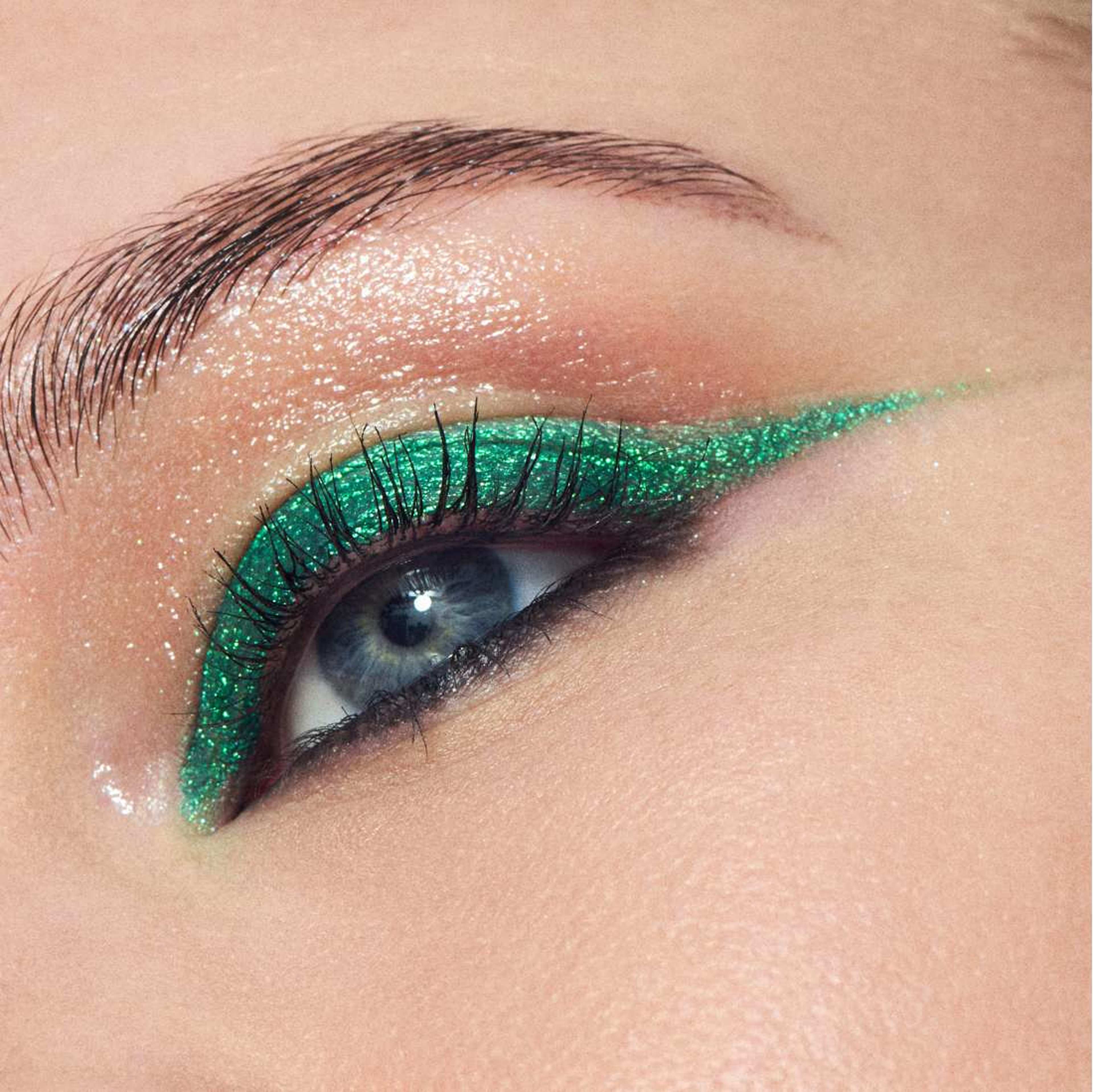 Dazzleshadow Liquid, från MAC Cosmetics, i färgen Telepathic Teal. Klicka för att öppna bilden i stort format