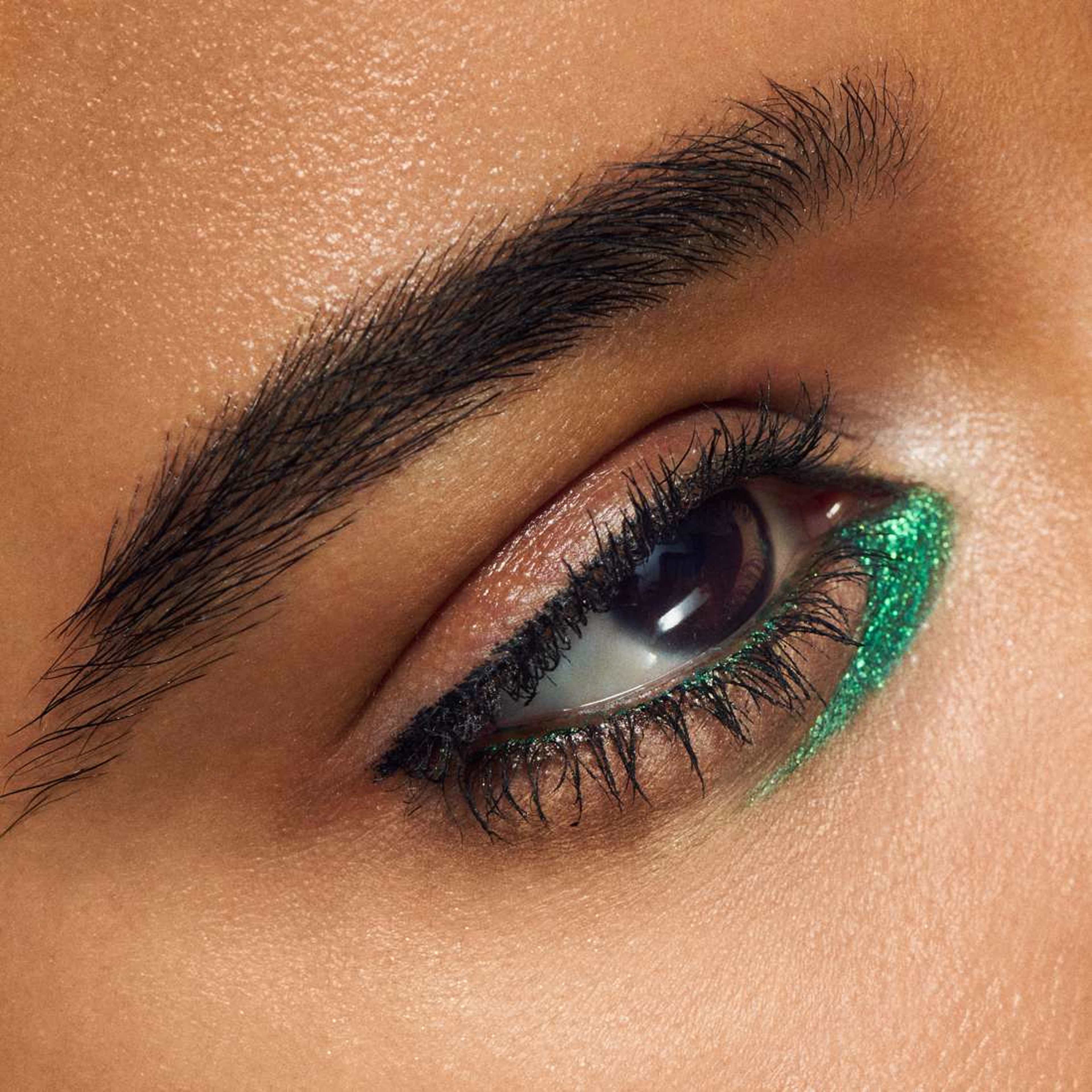 Dazzleshadow Liquid, från MAC Cosmetics, i färgen Telepathic Teal. Klicka för att öppna bilden i stort format