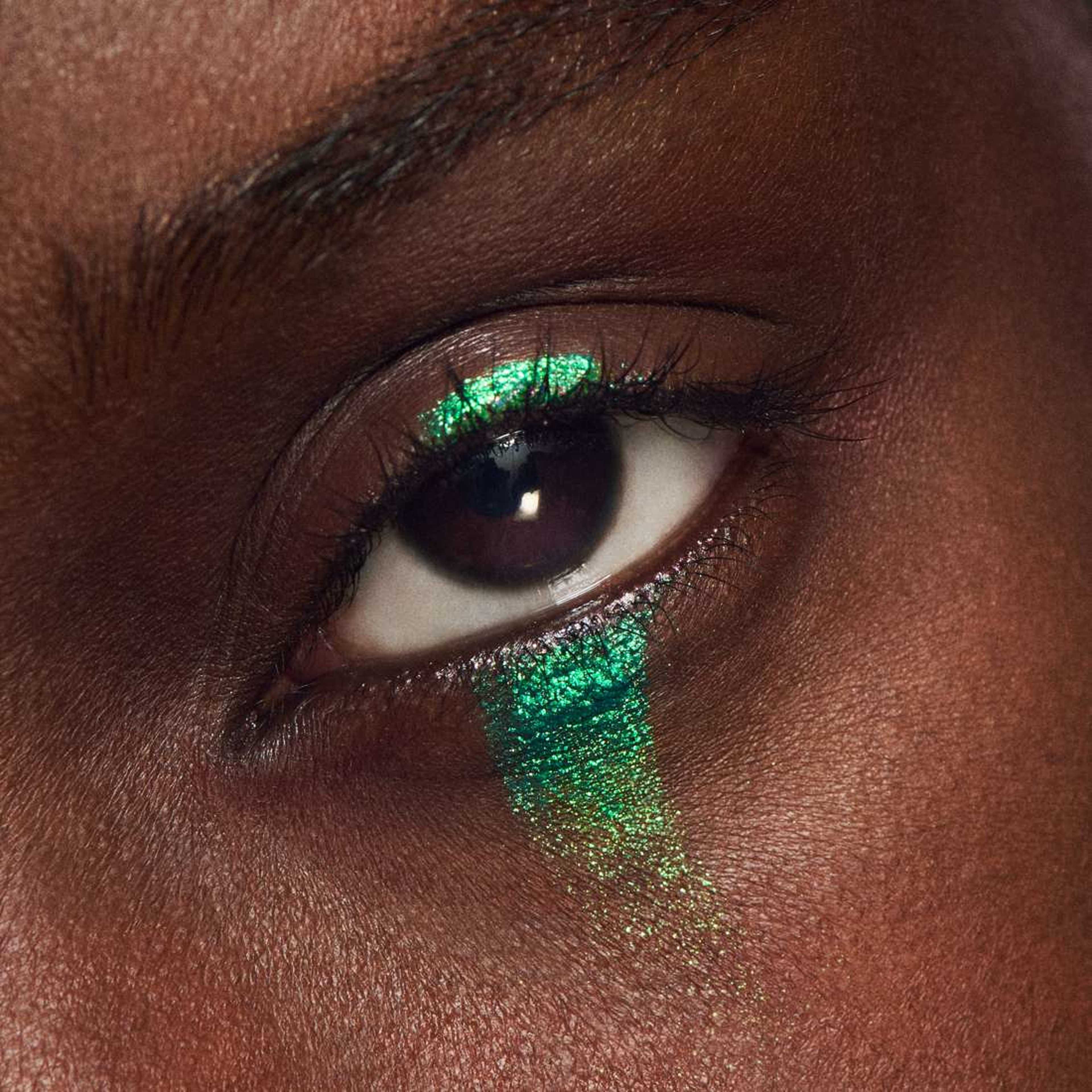 Dazzleshadow Liquid, från MAC Cosmetics, i färgen Telepathic Teal. Klicka för att öppna bilden i stort format