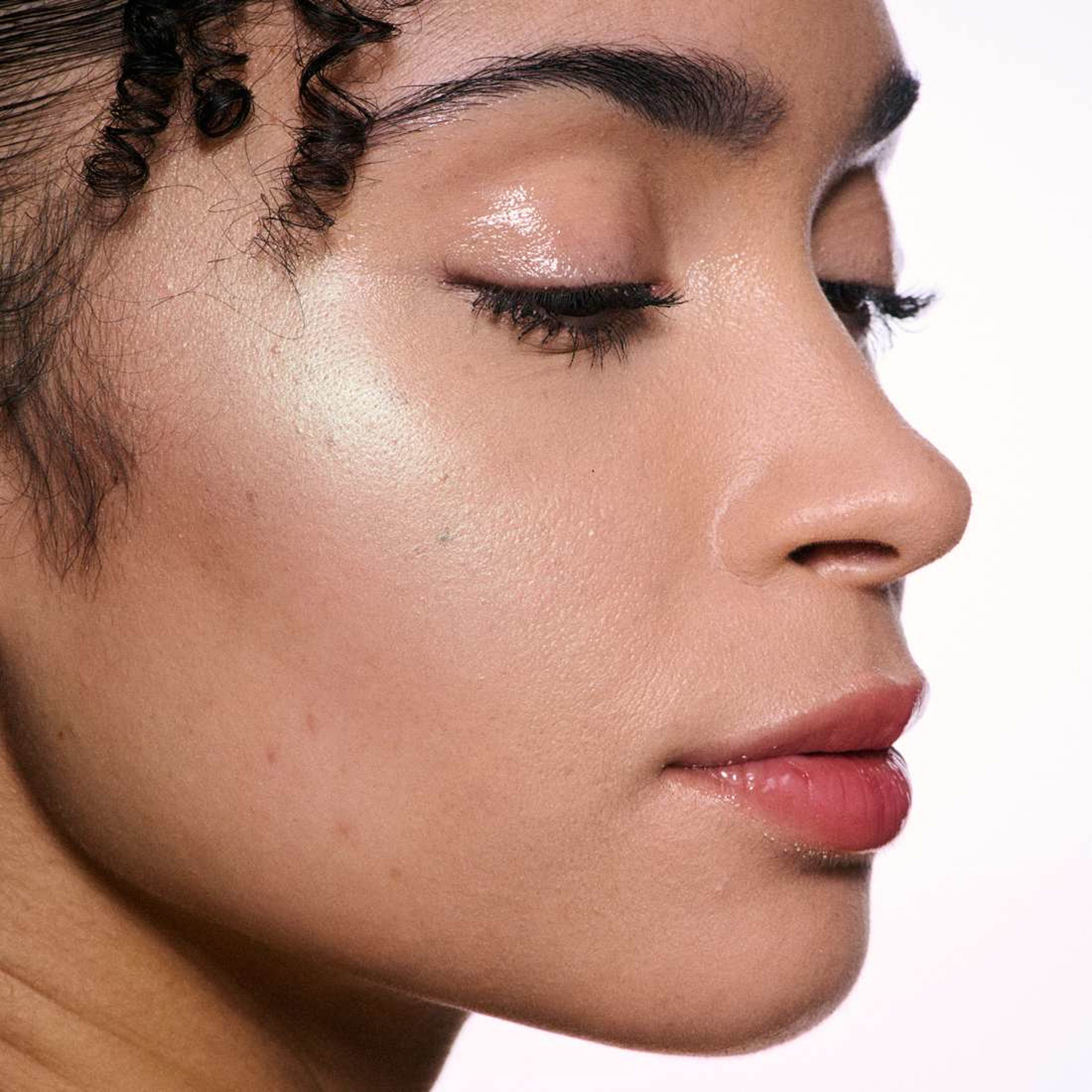 Bounce & Gleam Highlighter, från MAC Cosmetics, i färgen Investmint. Klicka för att öppna bilden i stort format