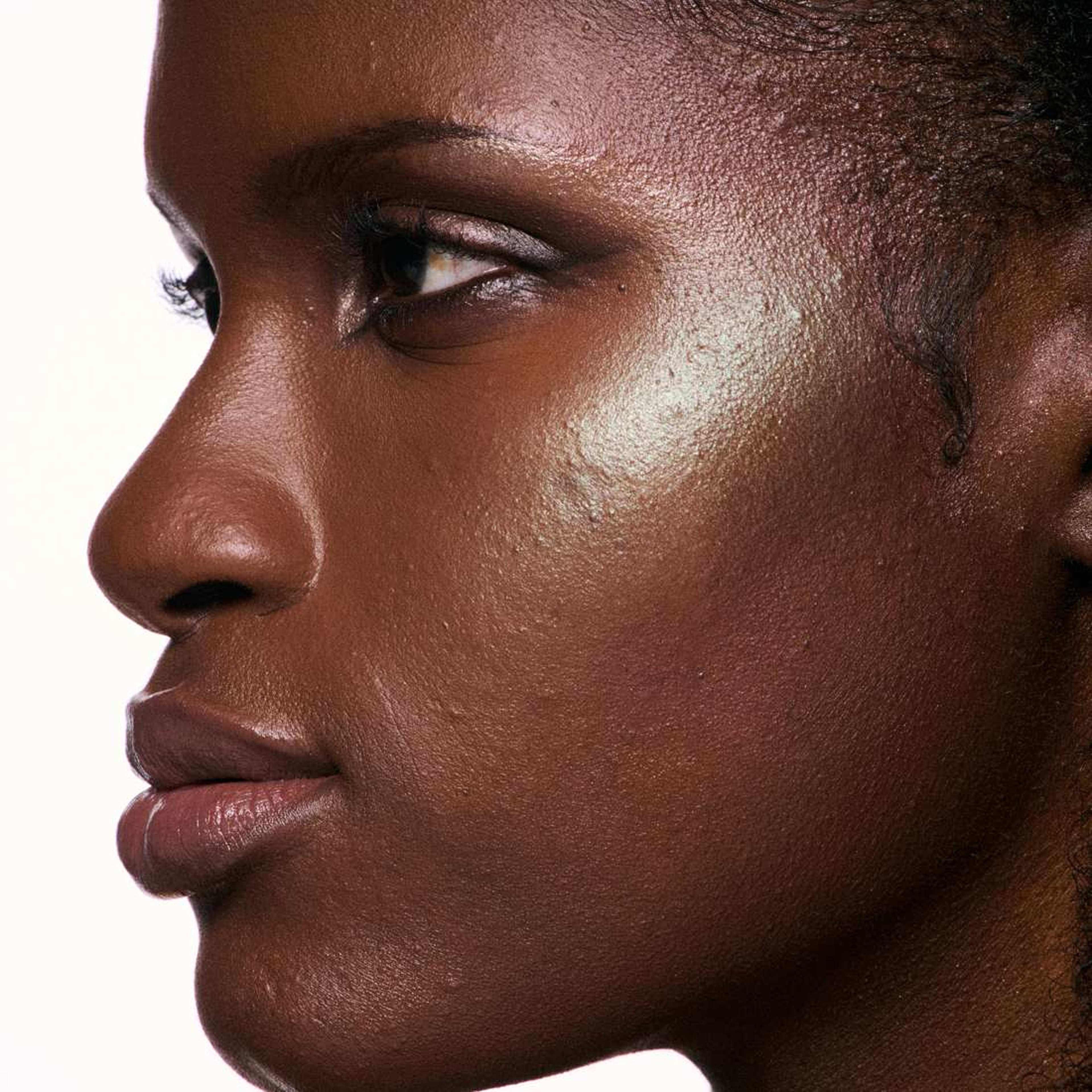 Bounce & Gleam Highlighter, från MAC Cosmetics, i färgen Investmint. Klicka för att öppna bilden i stort format