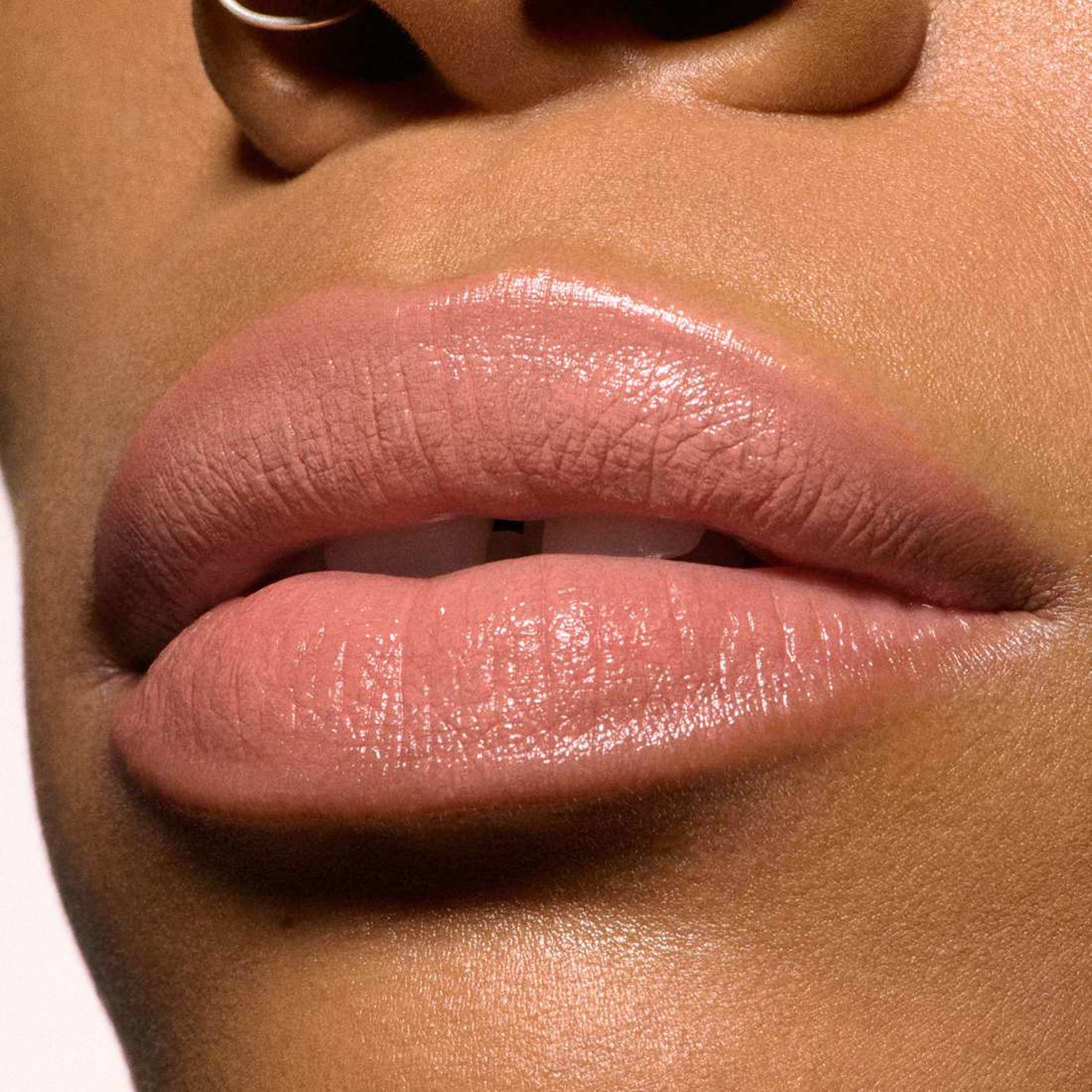 Macximal Sleek Satin Lipstick, från MAC Cosmetics, i färgen Future Beige. Klicka för att öppna bilden i stort format