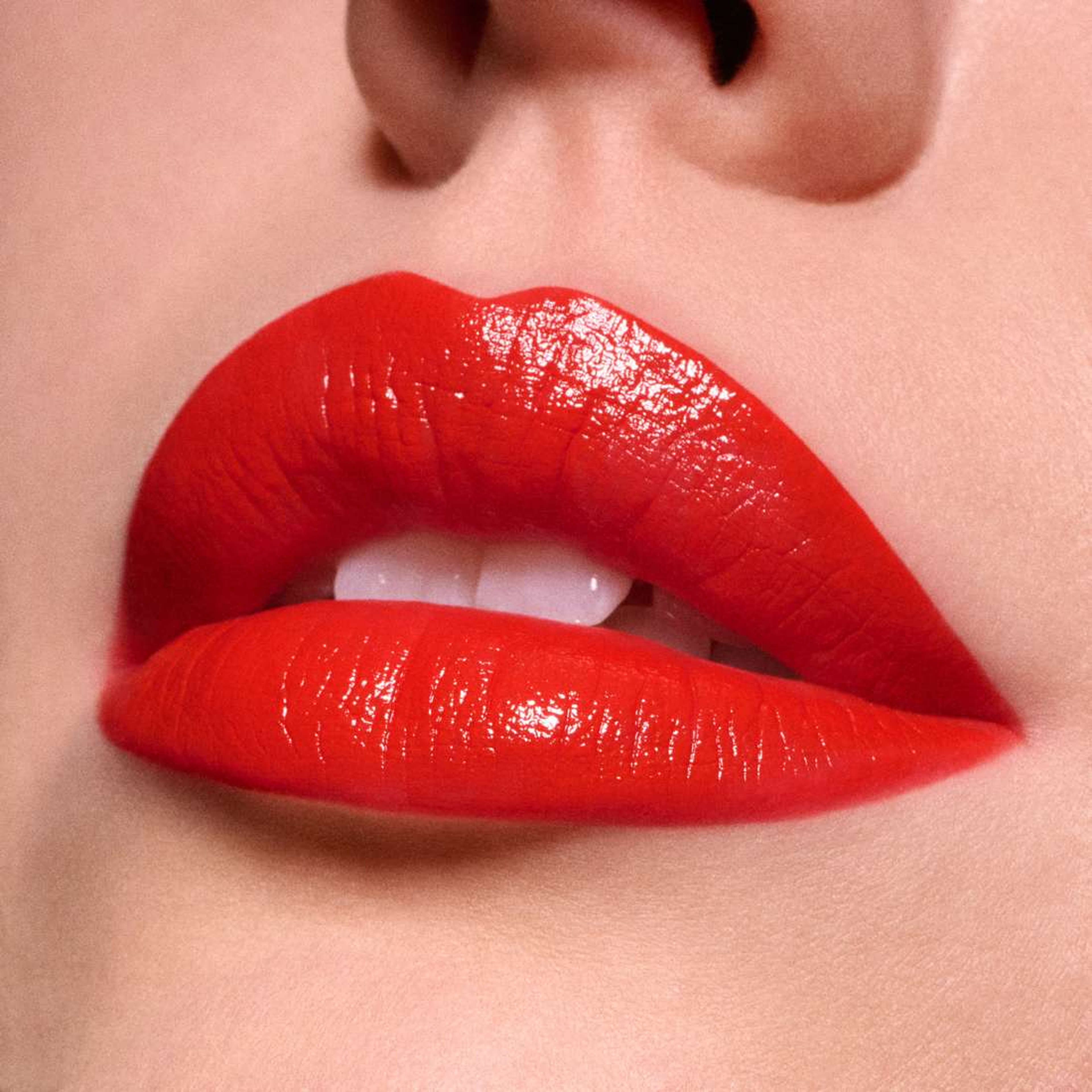 Macximal Sleek Satin Lipstick, från MAC Cosmetics, i färgen Unexpected Red. Klicka för att öppna bilden i stort format