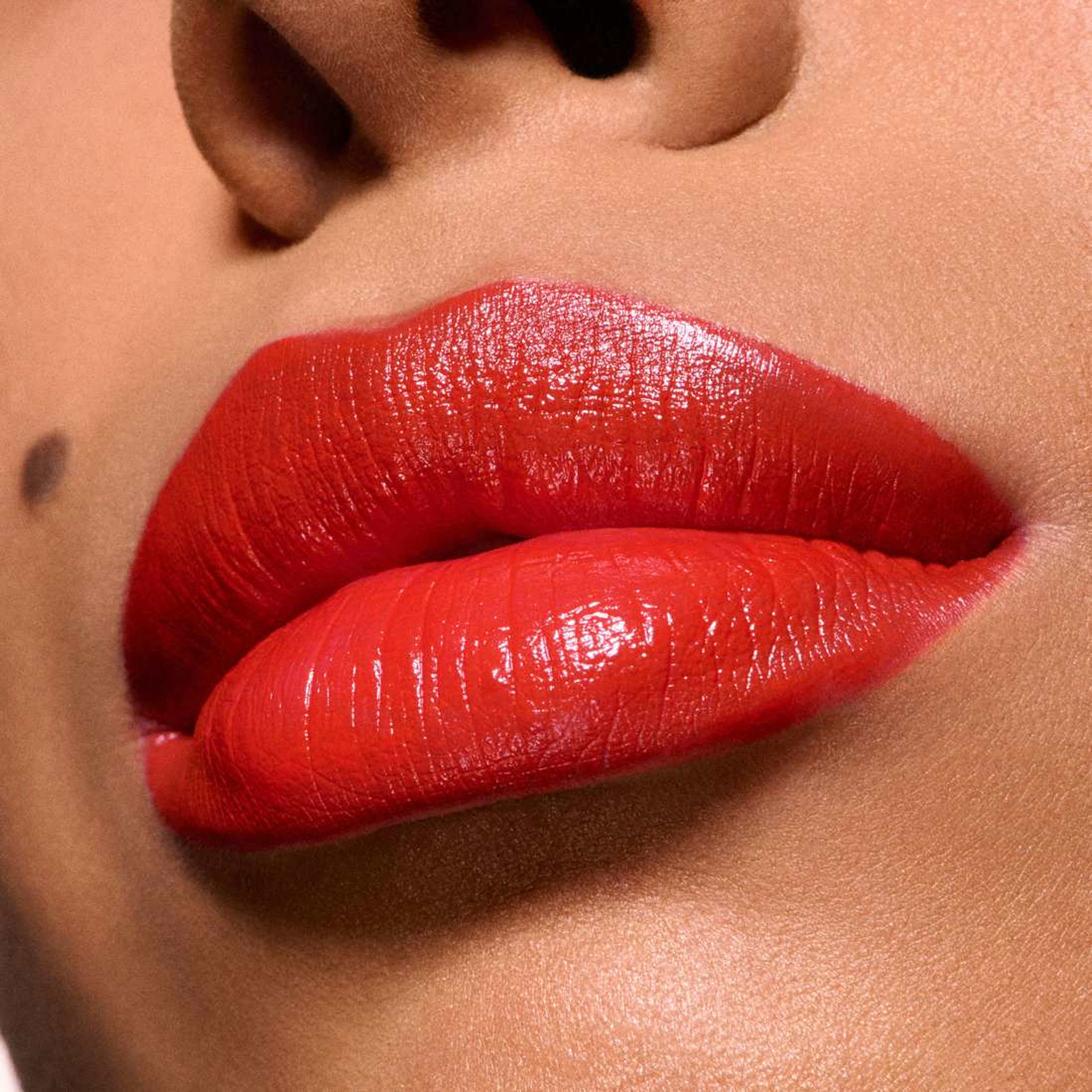 Macximal Sleek Satin Lipstick, från MAC Cosmetics, i färgen Unexpected Red. Klicka för att öppna bilden i stort format