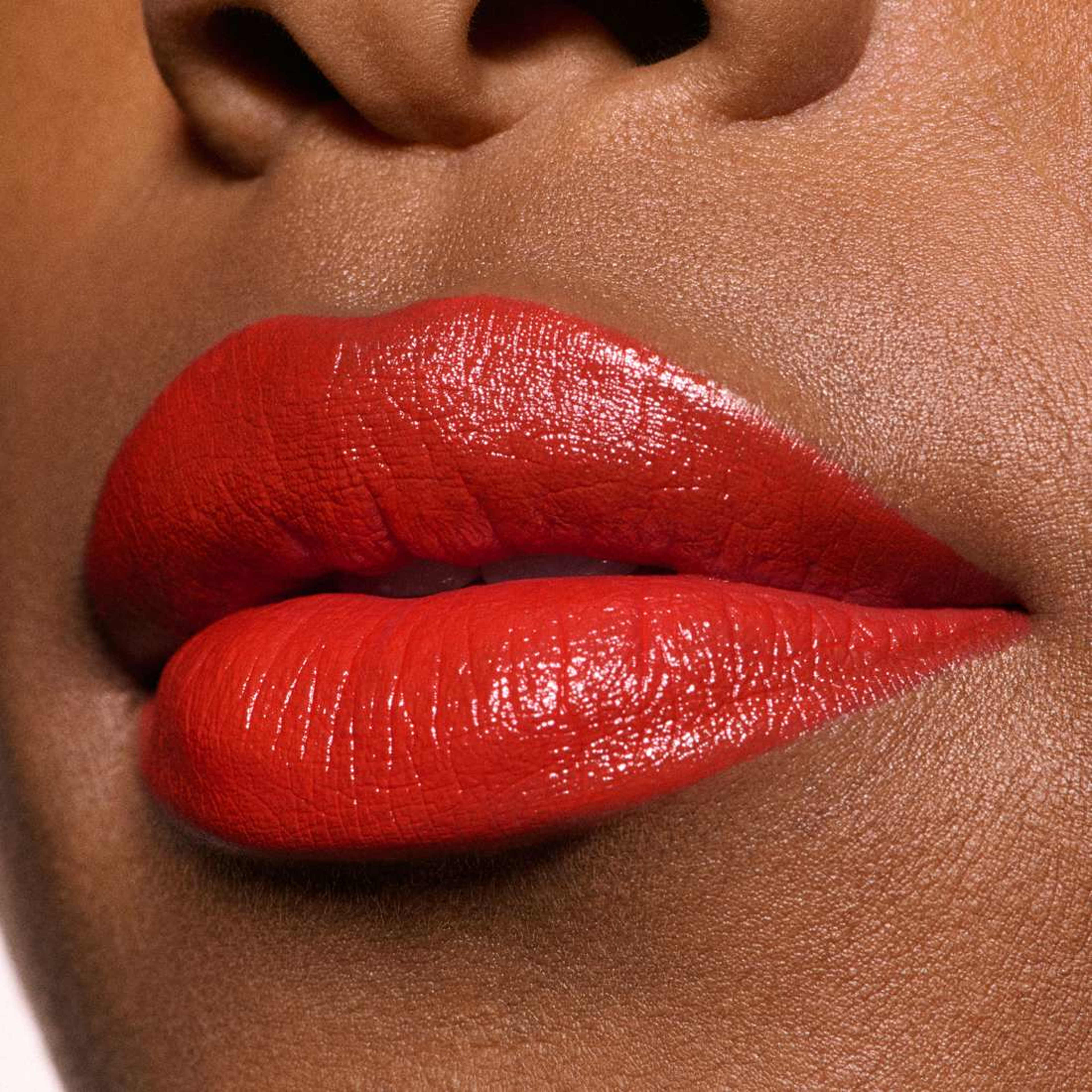 Macximal Sleek Satin Lipstick, från MAC Cosmetics, i färgen Unexpected Red. Klicka för att öppna bilden i stort format