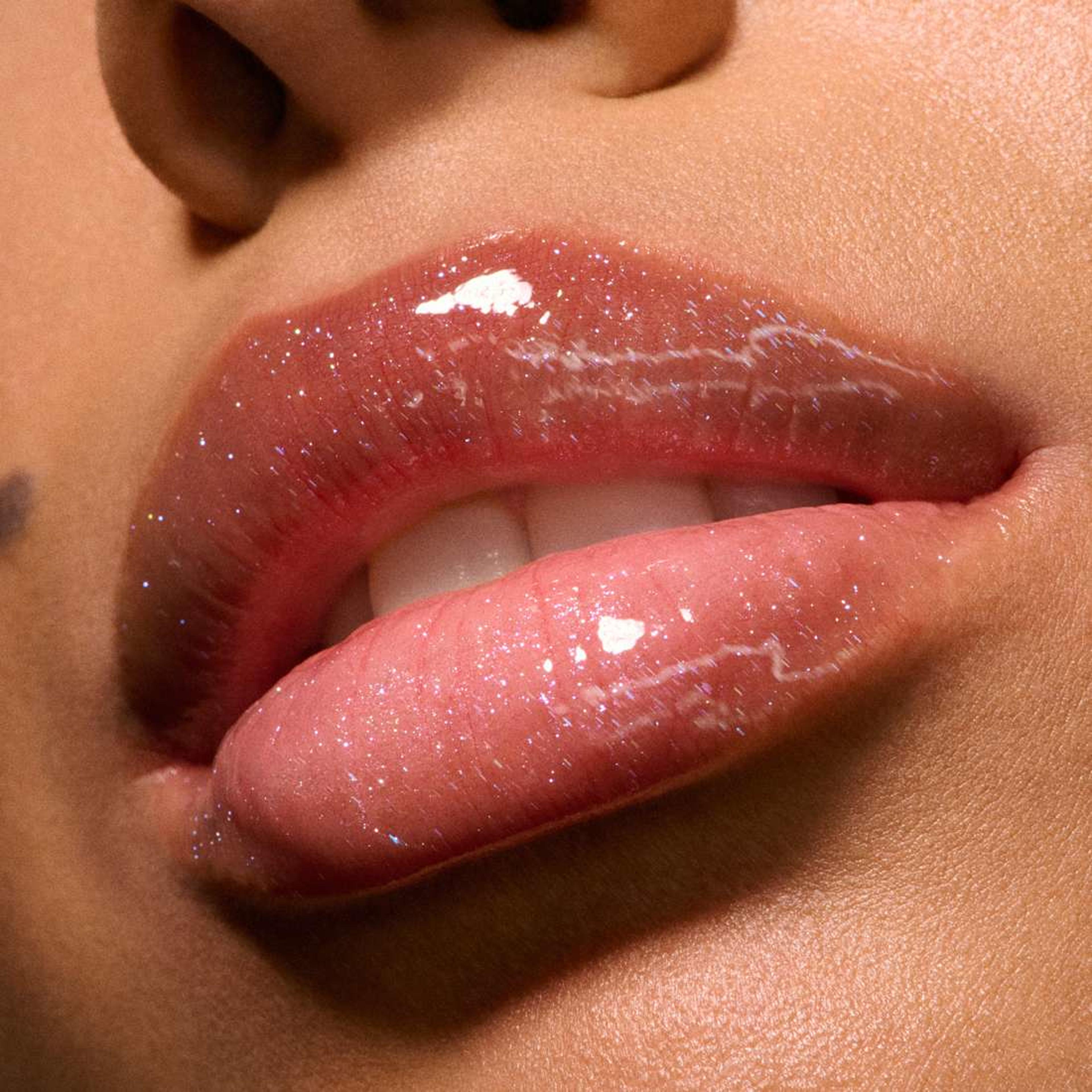 Lipglass Air Non-Sticky Gloss, från MAC Cosmetics, i färgen Hint Of Mint. Klicka för att öppna bilden i stort format