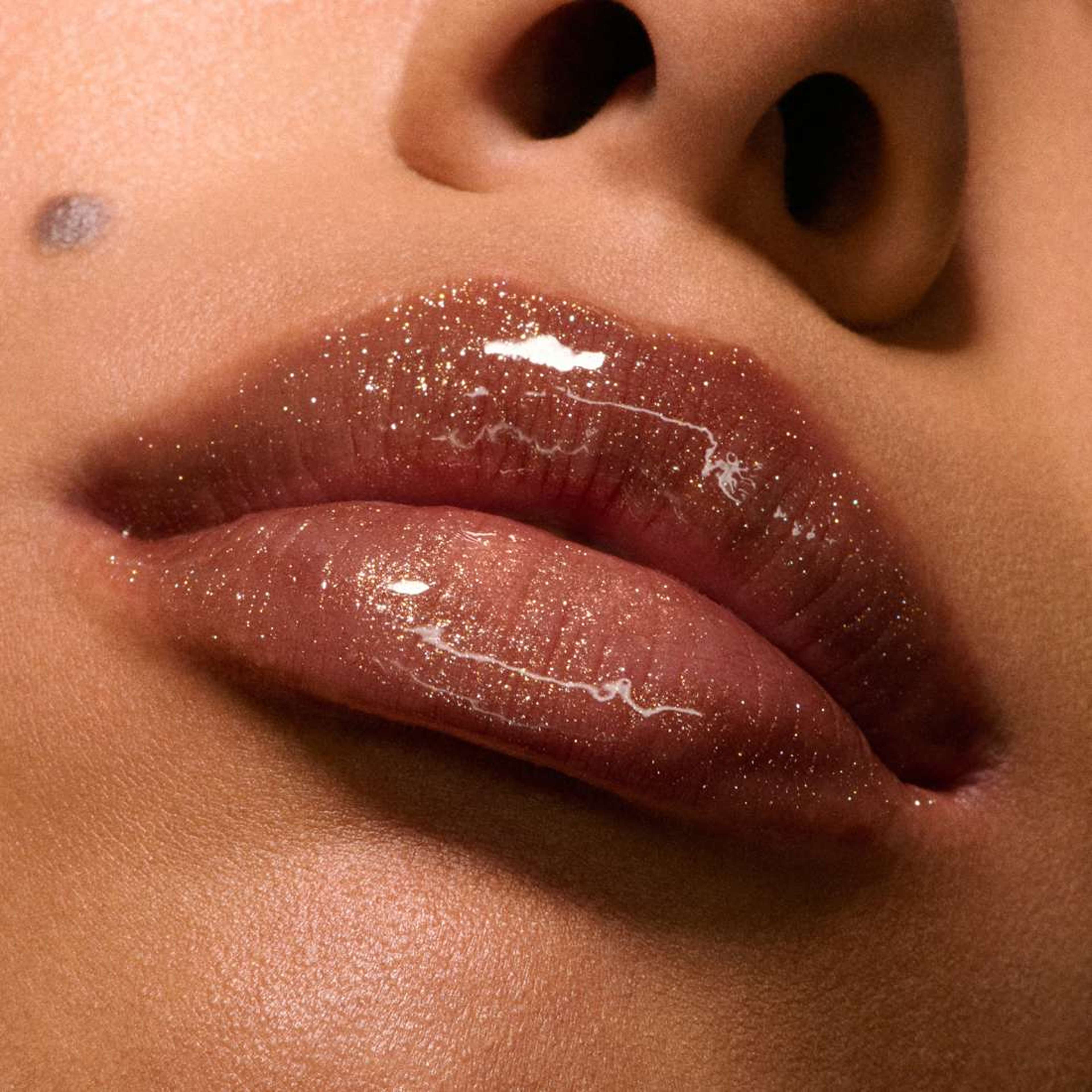 Lipglass Air Non-Sticky Gloss, från MAC Cosmetics, i färgen Twinkle Taupe. Klicka för att öppna bilden i stort format