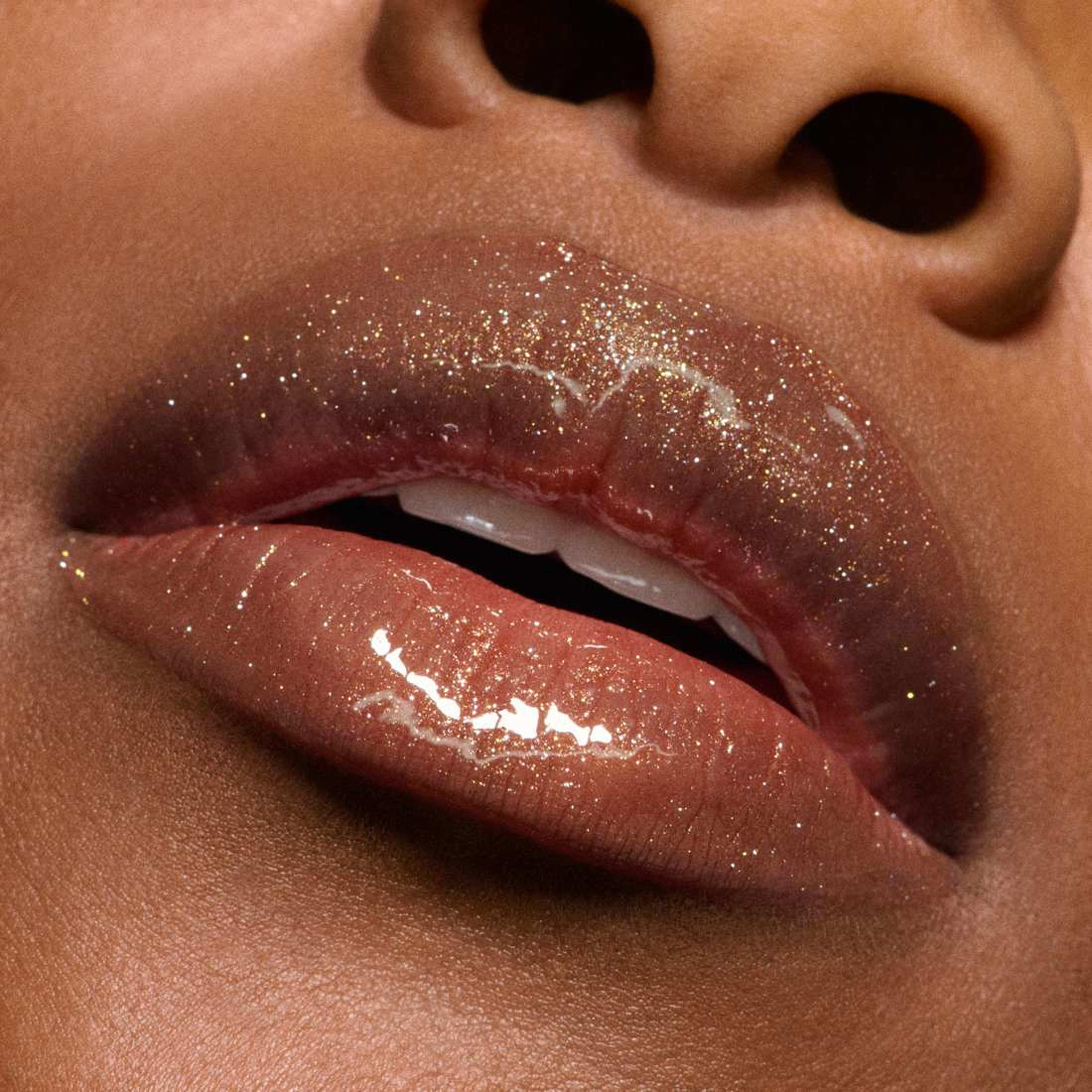 Lipglass Air Non-Sticky Gloss, från MAC Cosmetics, i färgen Twinkle Taupe. Klicka för att öppna bilden i stort format