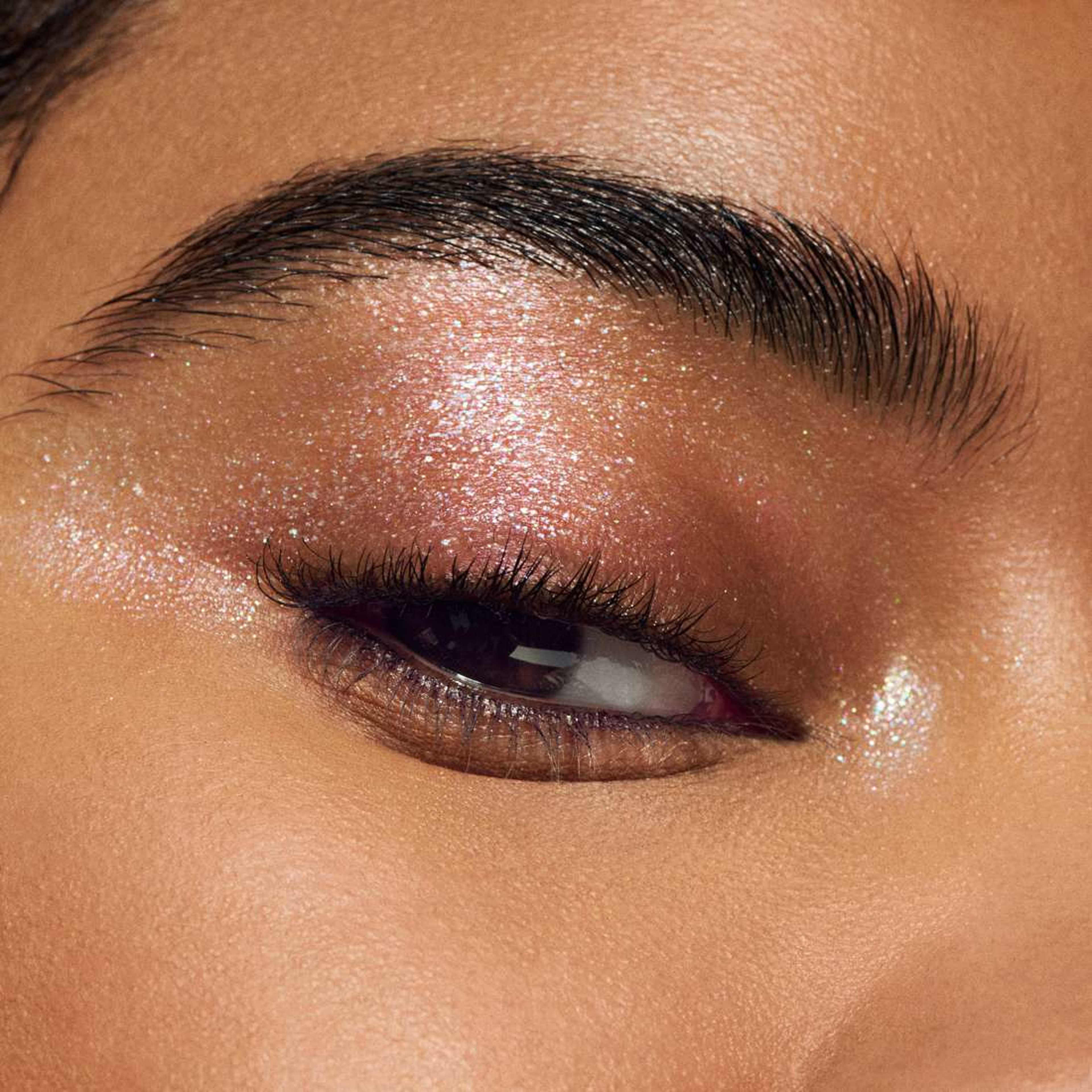 Dazzleshadow Liquid, från MAC Cosmetics, i färgen Not Scared To Sparkle. Klicka för att öppna bilden i stort format