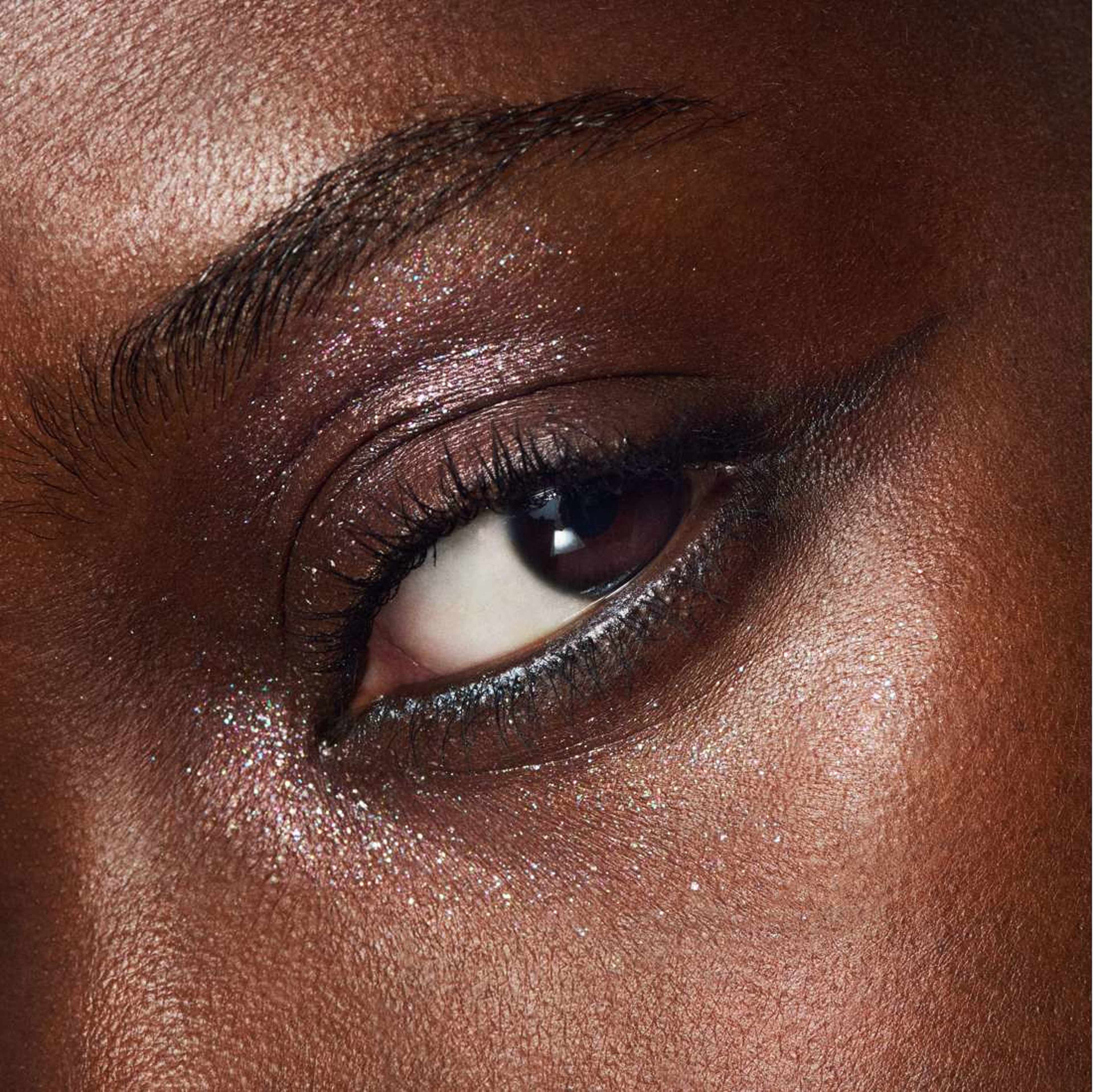 Dazzleshadow Liquid, från MAC Cosmetics, i färgen Not Scared To Sparkle. Klicka för att öppna bilden i stort format