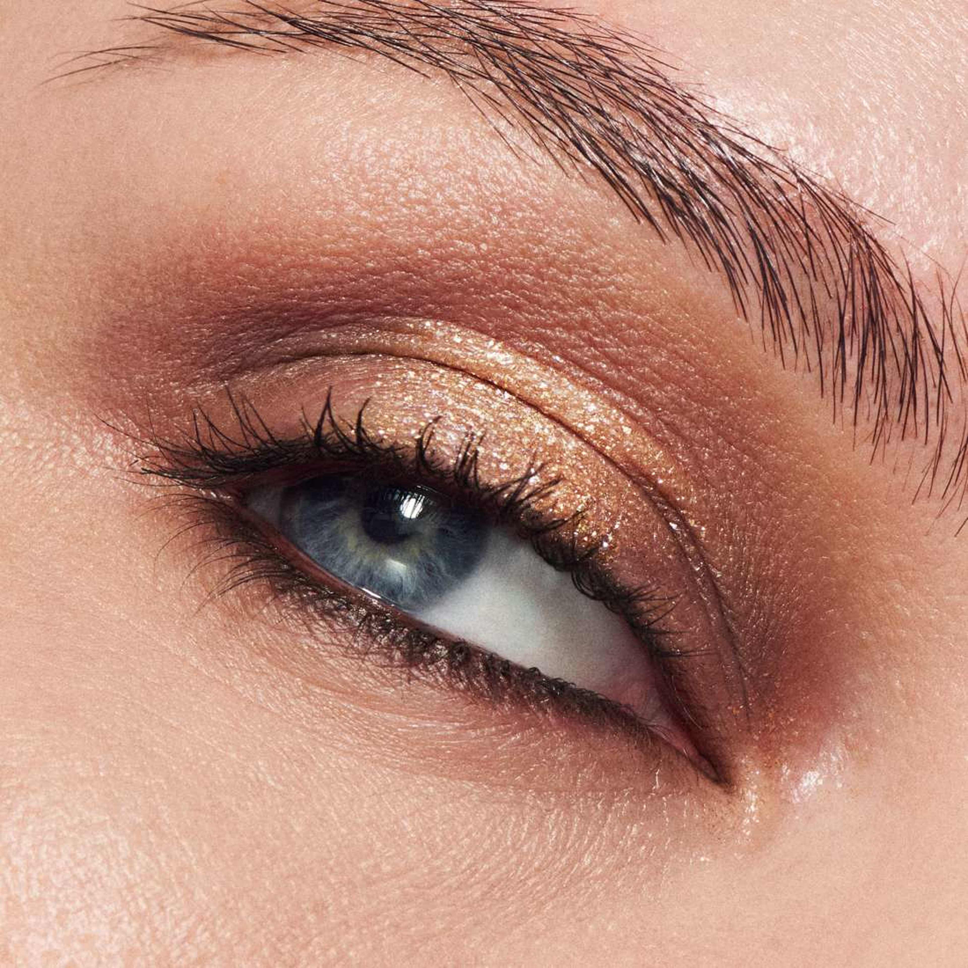 Dazzleshadow Liquid, från MAC Cosmetics, i färgen Flash Or Dash. Klicka för att öppna bilden i stort format
