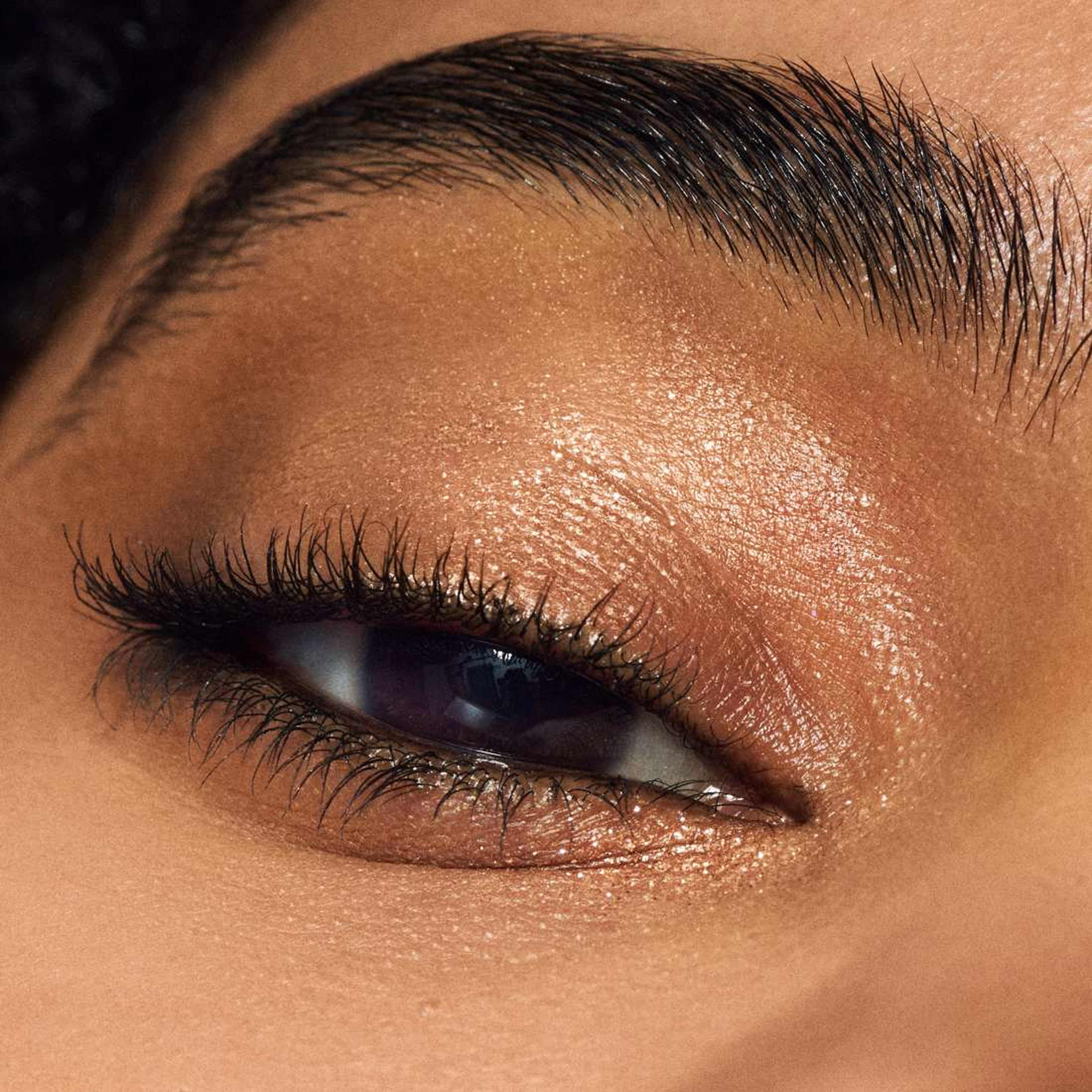 Dazzleshadow Liquid, från MAC Cosmetics, i färgen Flash Or Dash. Klicka för att öppna bilden i stort format