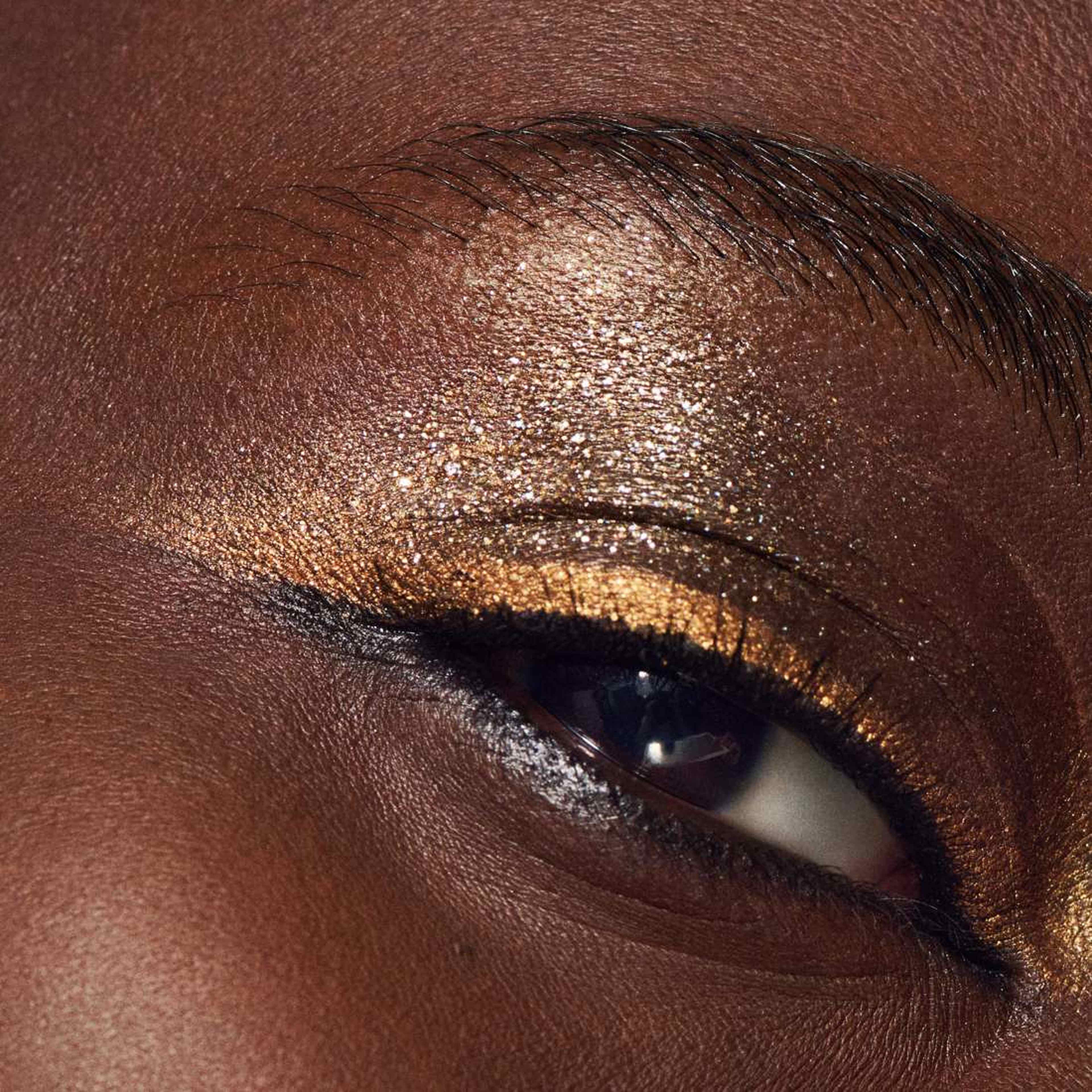 Dazzleshadow Liquid, från MAC Cosmetics, i färgen Flash Or Dash. Klicka för att öppna bilden i stort format
