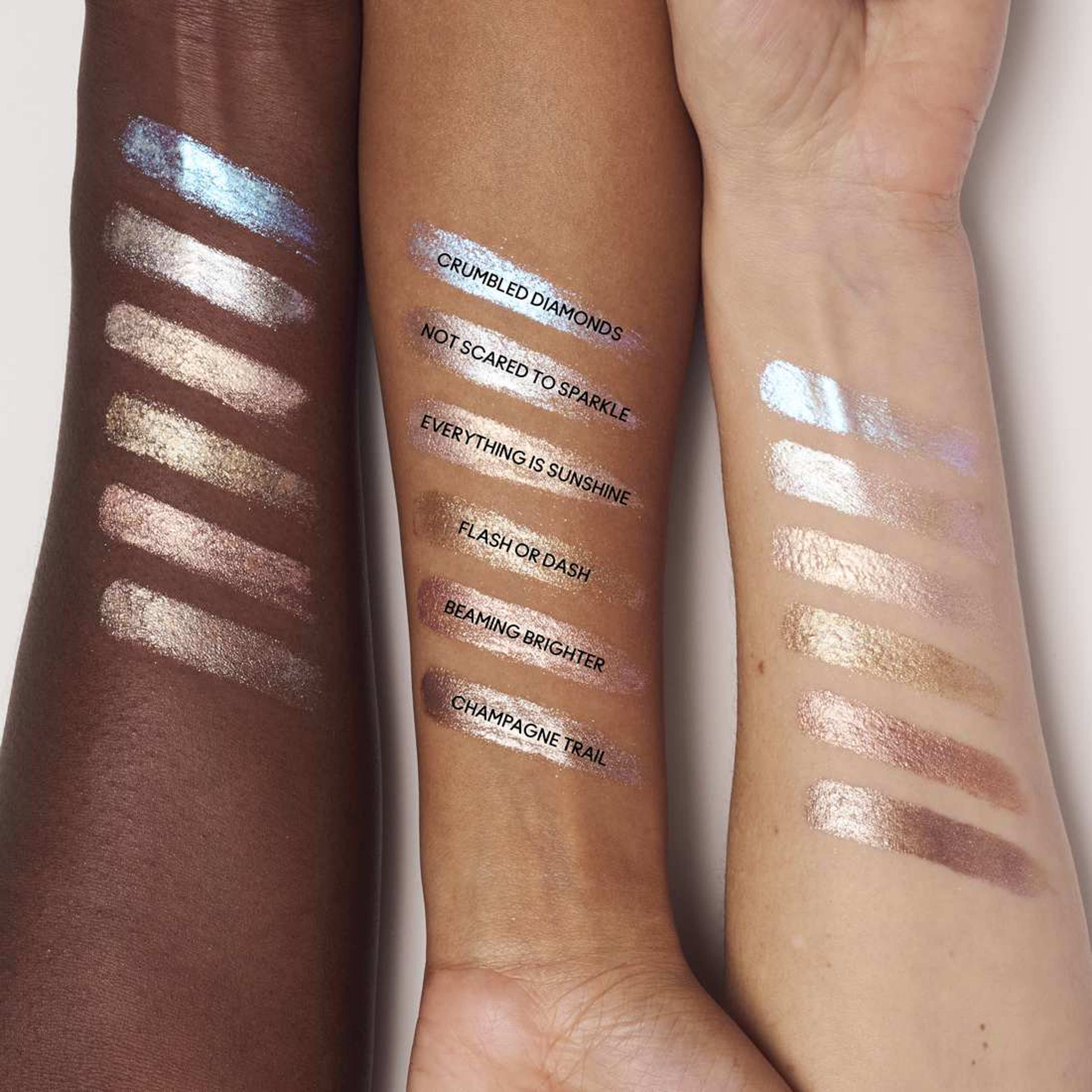 Dazzleshadow Liquid, från MAC Cosmetics, i färgen Flash Or Dash. Klicka för att öppna bilden i stort format
