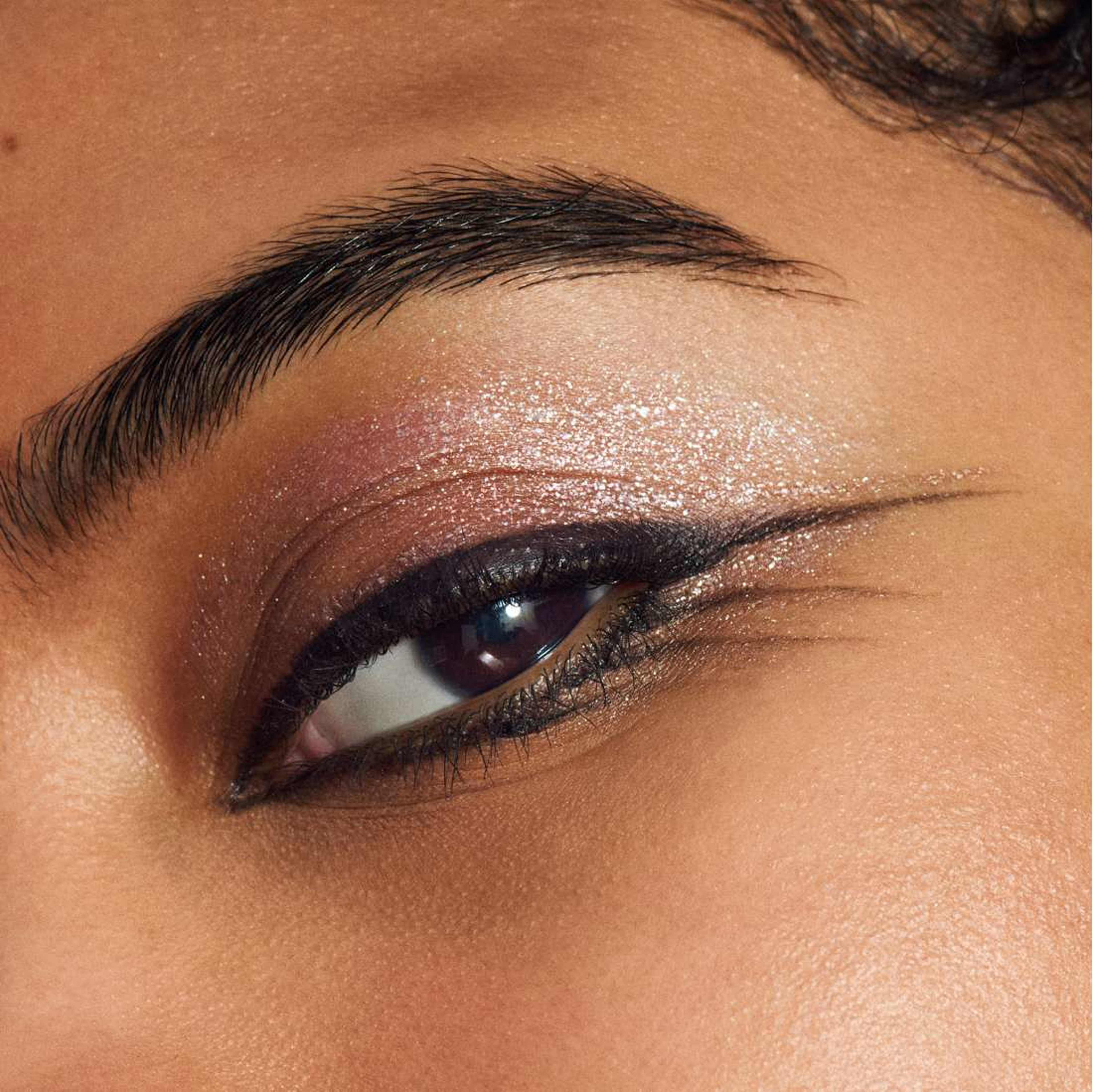 Dazzleshadow Liquid, från MAC Cosmetics, i färgen Champagne Trail. Klicka för att öppna bilden i stort format