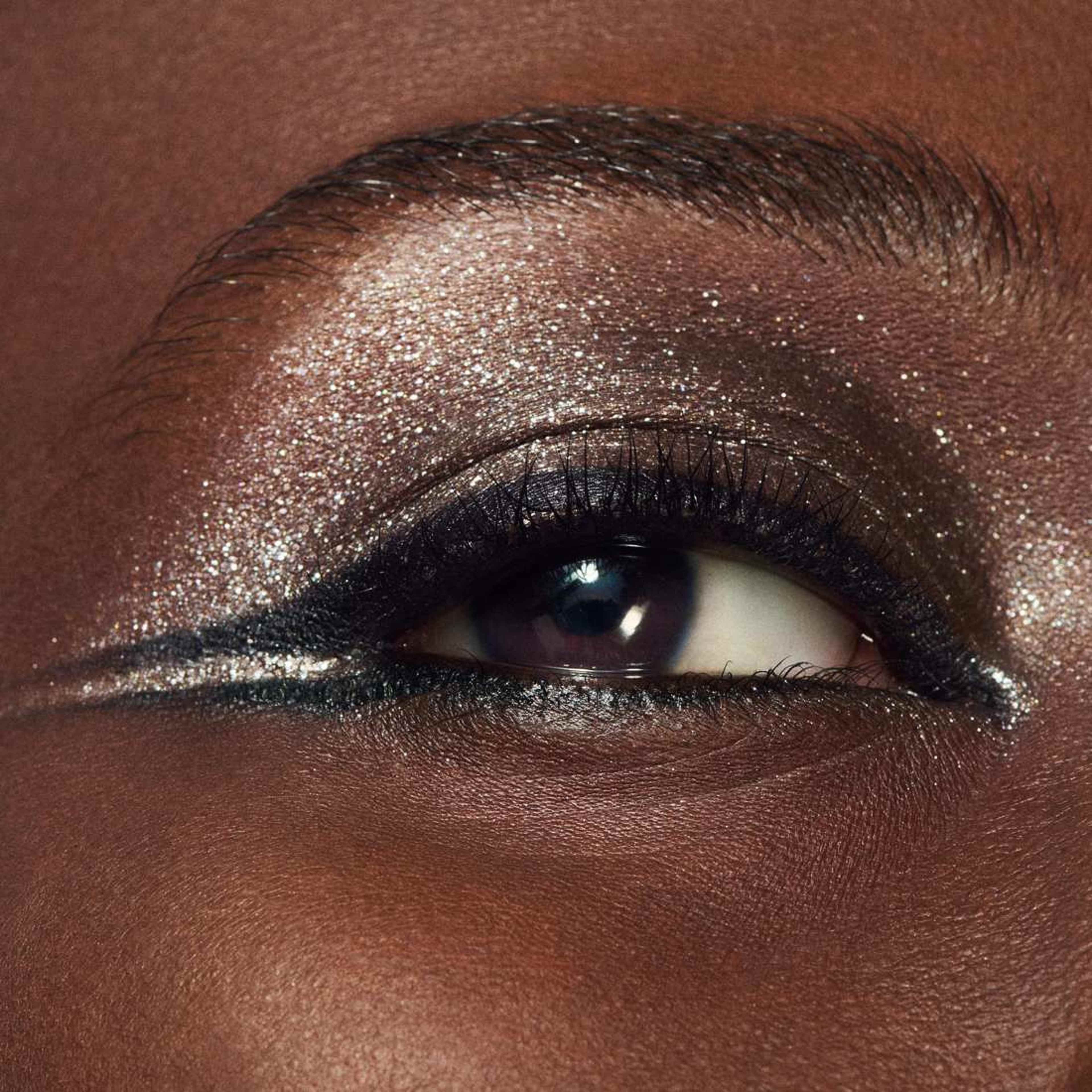 Dazzleshadow Liquid, från MAC Cosmetics, i färgen Champagne Trail. Klicka för att öppna bilden i stort format