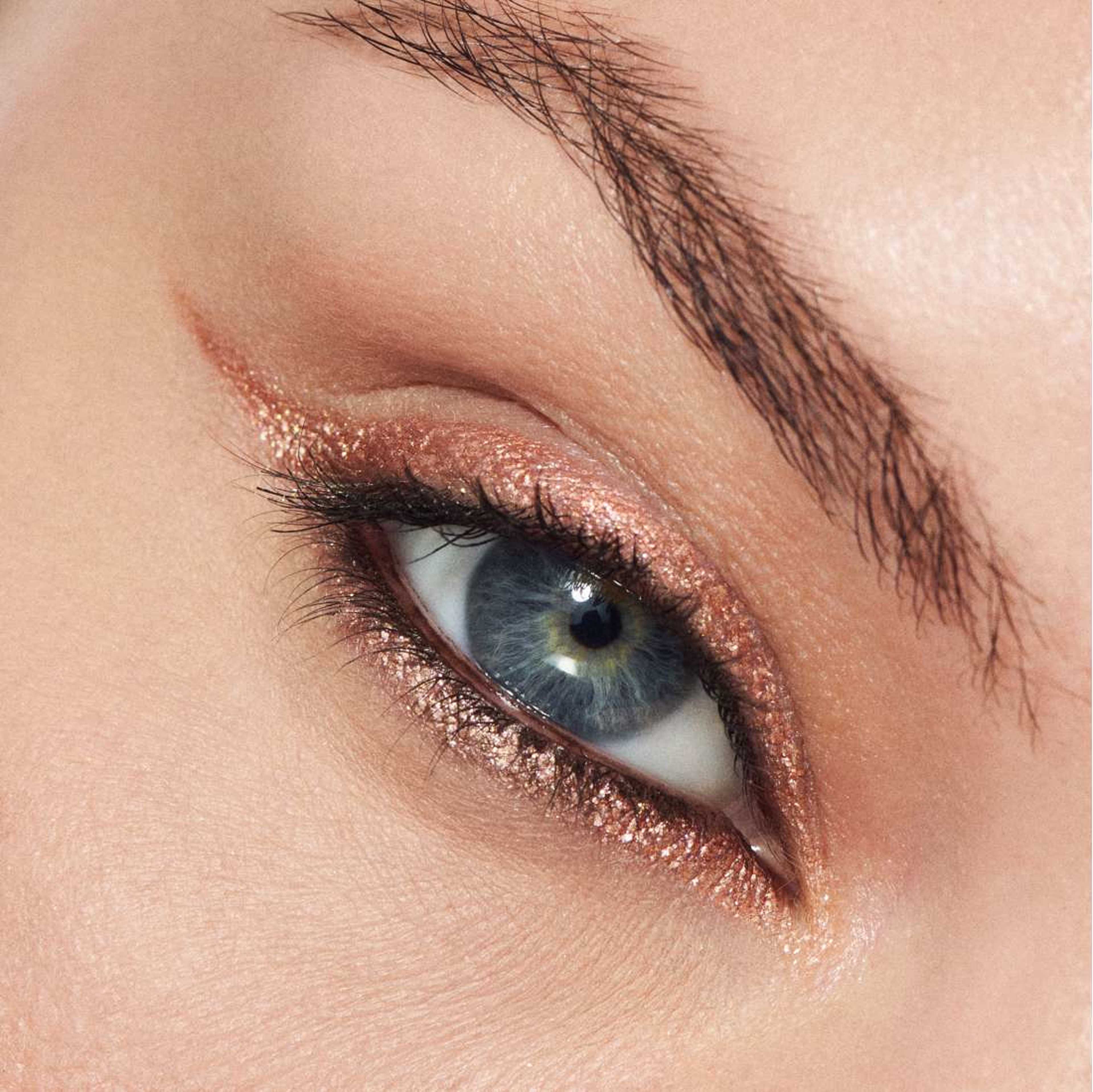 Dazzleshadow Liquid, från MAC Cosmetics, i färgen Beaming Brighter. Klicka för att öppna bilden i stort format