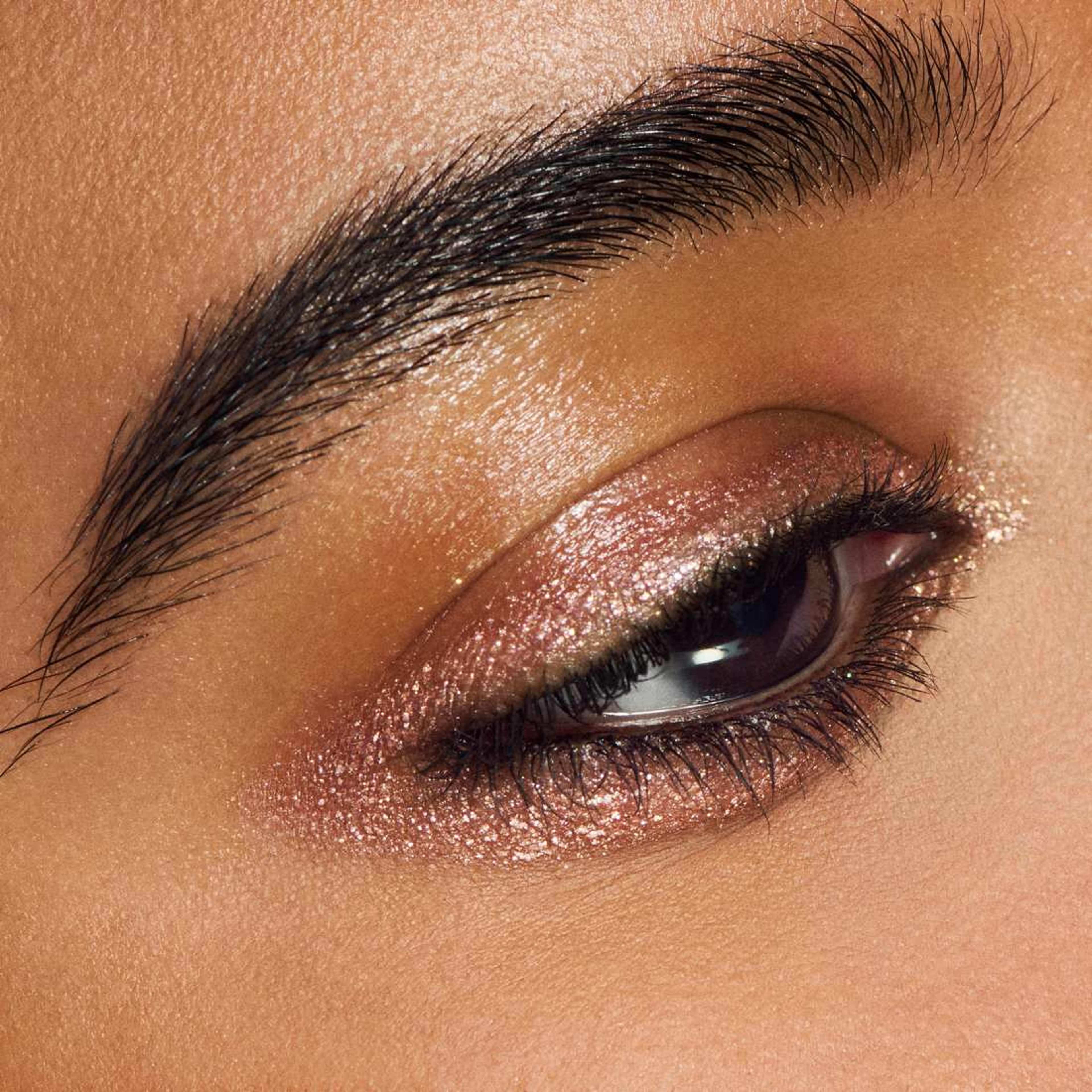 Dazzleshadow Liquid, från MAC Cosmetics, i färgen Beaming Brighter. Klicka för att öppna bilden i stort format