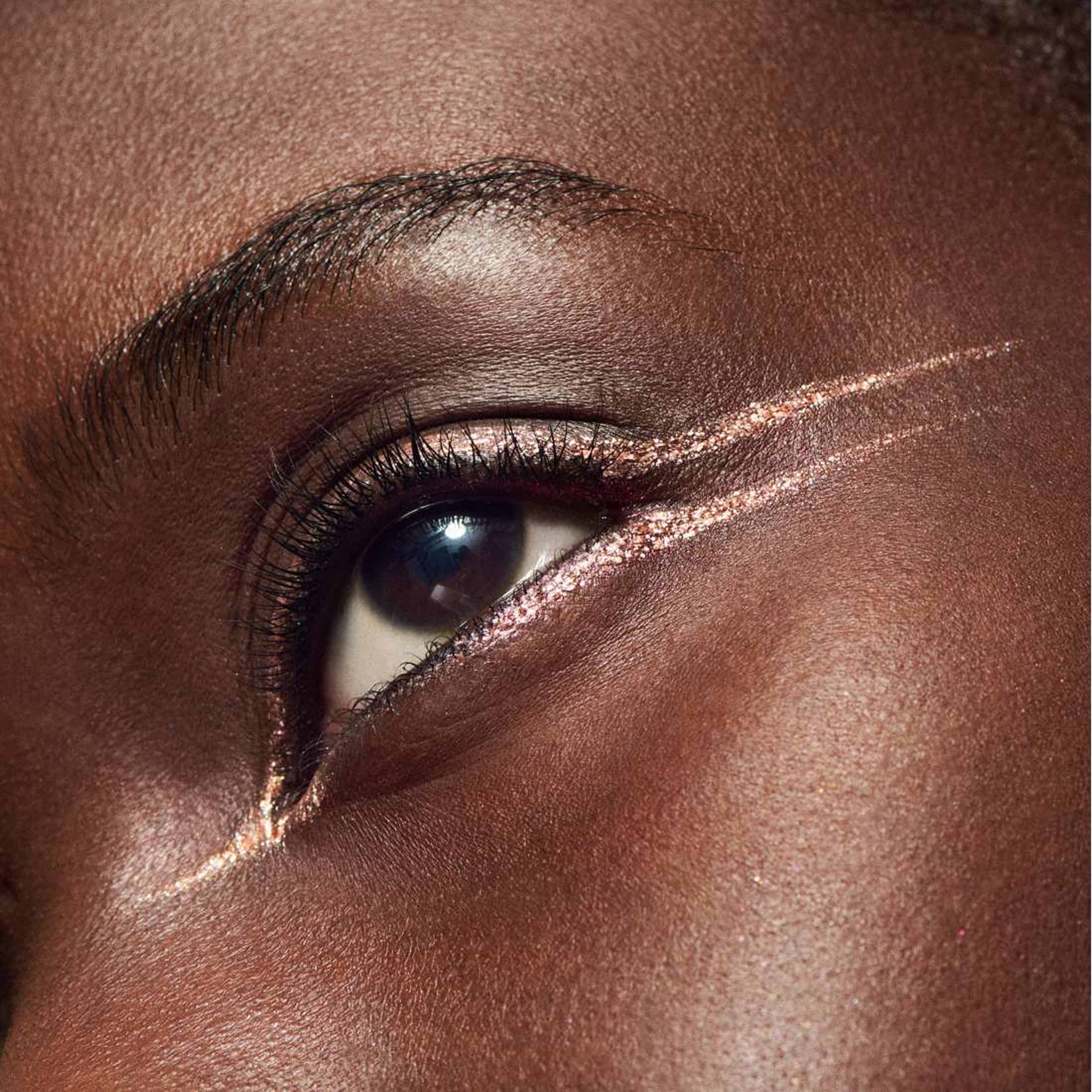 Dazzleshadow Liquid, från MAC Cosmetics, i färgen Beaming Brighter. Klicka för att öppna bilden i stort format