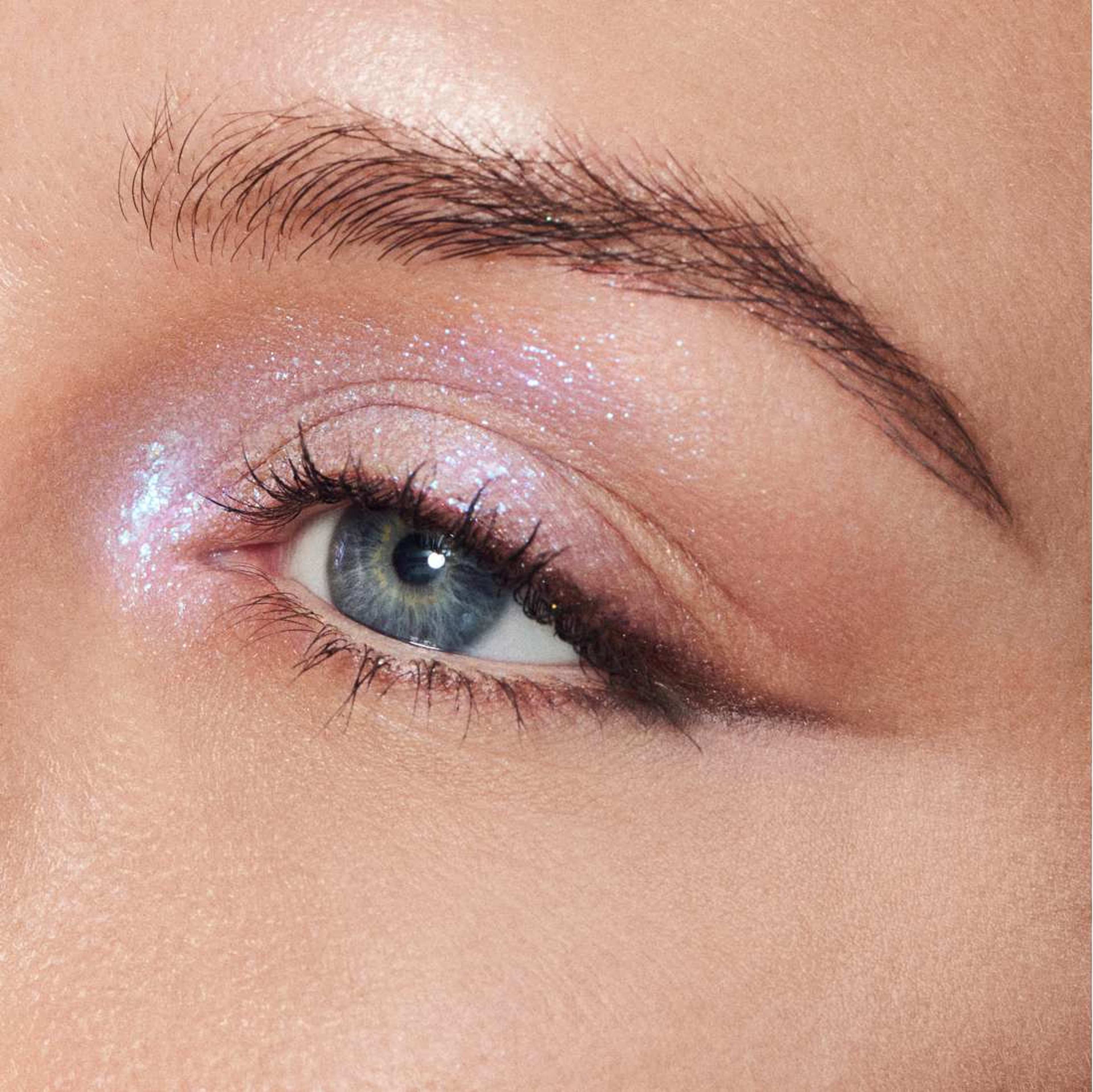 Dazzleshadow Liquid, från MAC Cosmetics, i färgen Crumbled Diamonds. Klicka för att öppna bilden i stort format