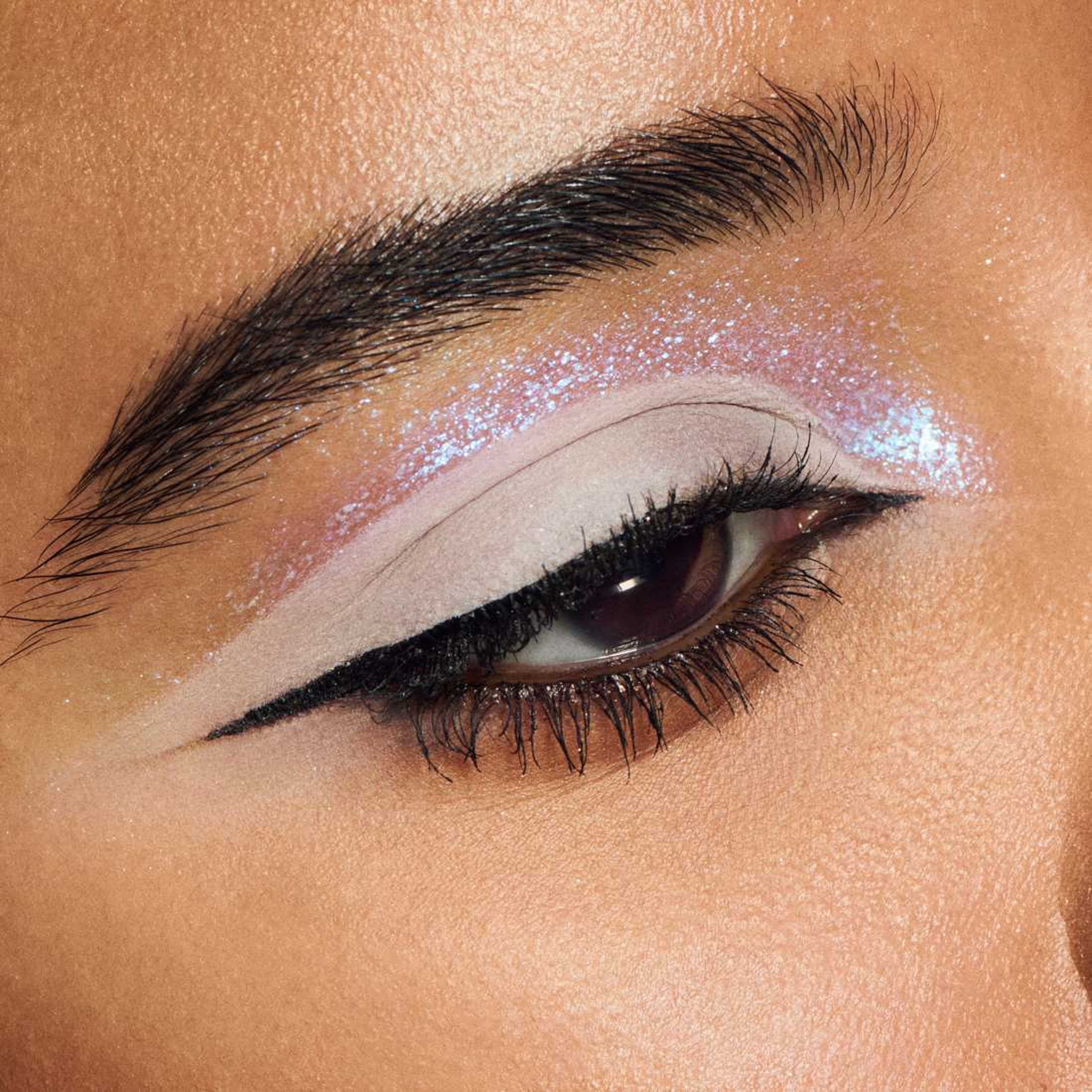 Dazzleshadow Liquid, från MAC Cosmetics, i färgen Crumbled Diamonds. Klicka för att öppna bilden i stort format