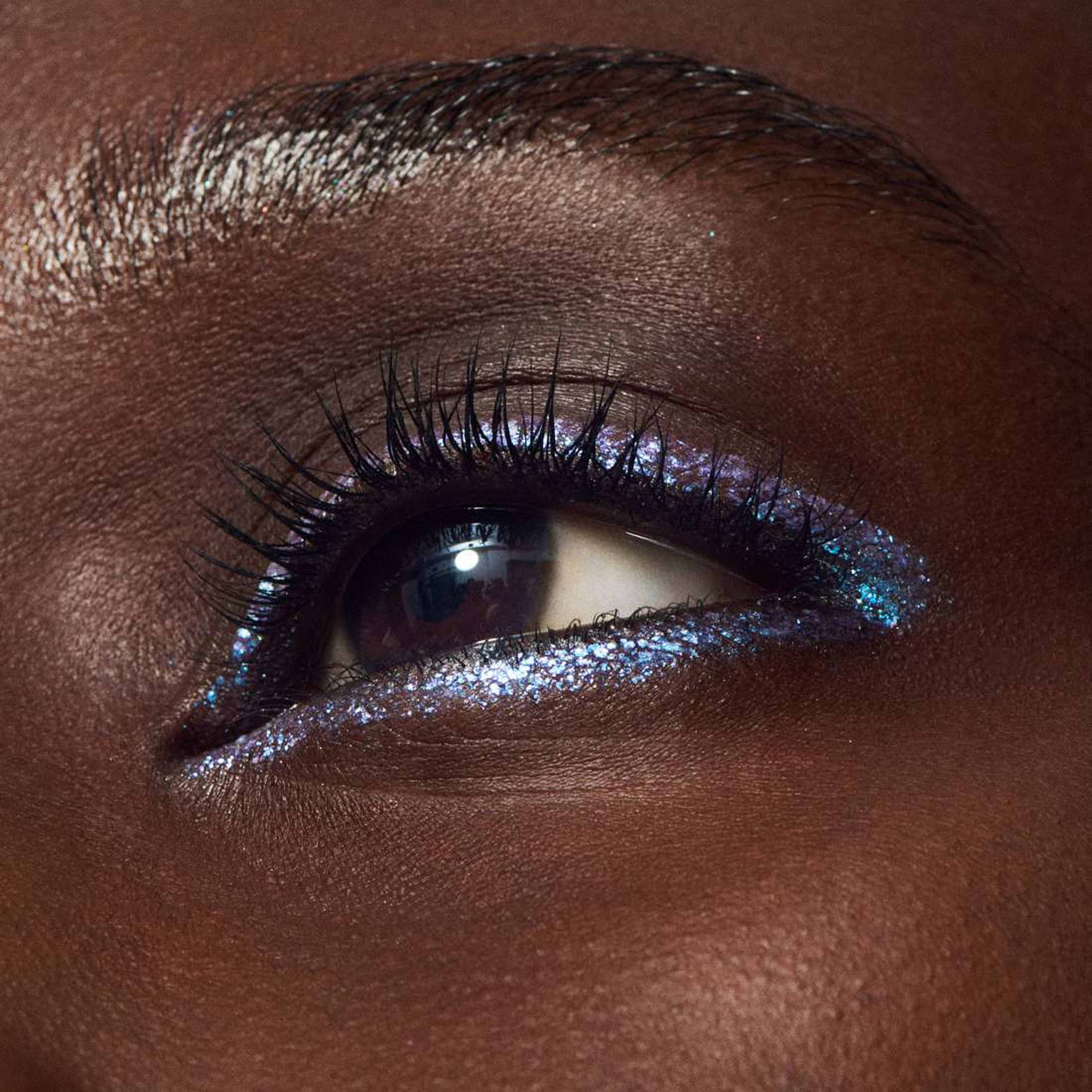 Dazzleshadow Liquid, från MAC Cosmetics, i färgen Crumbled Diamonds. Klicka för att öppna bilden i stort format