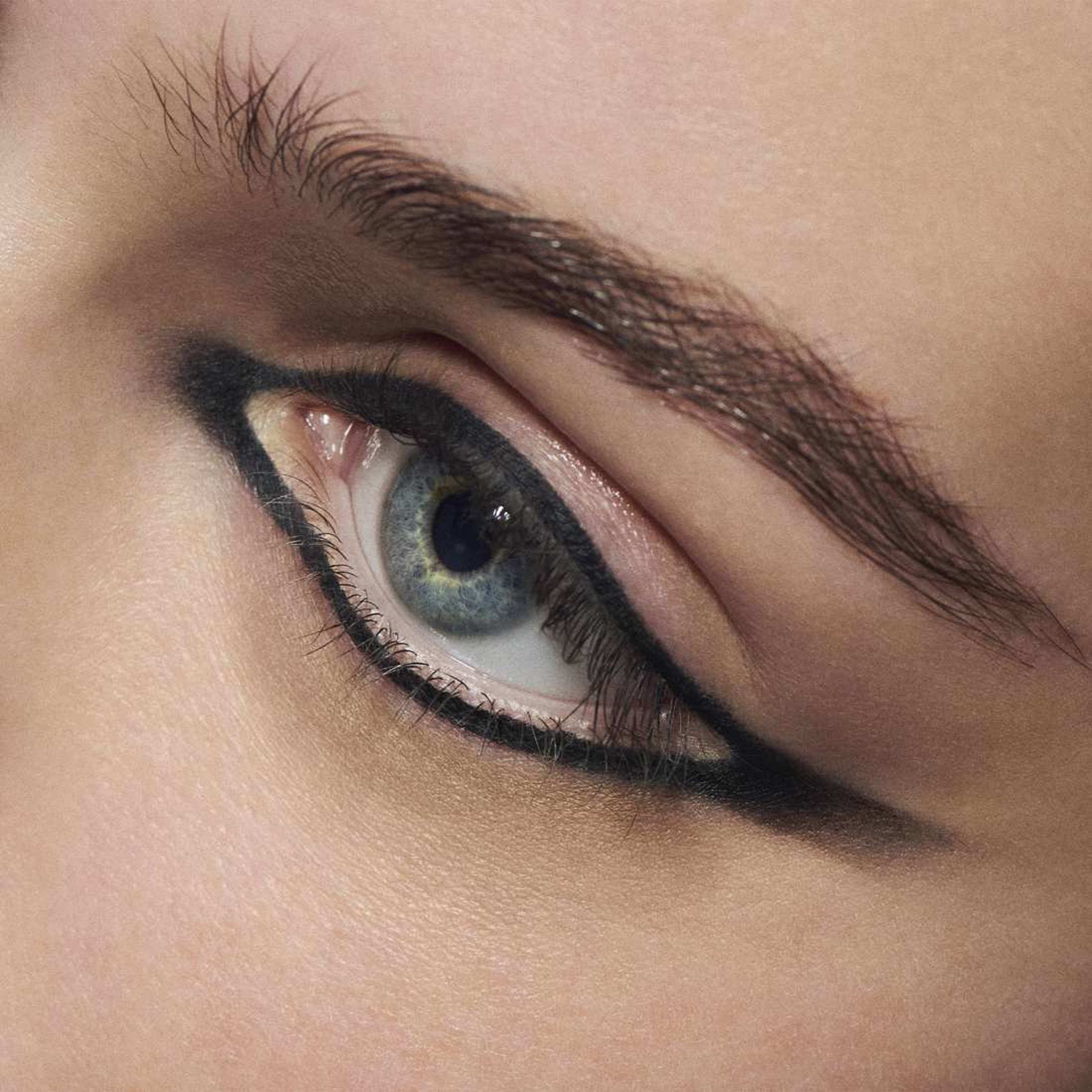 In Extreme Dimension Eyeliner, från MAC Cosmetics, i färgen Extreme Black. Klicka för att öppna bilden i stort format