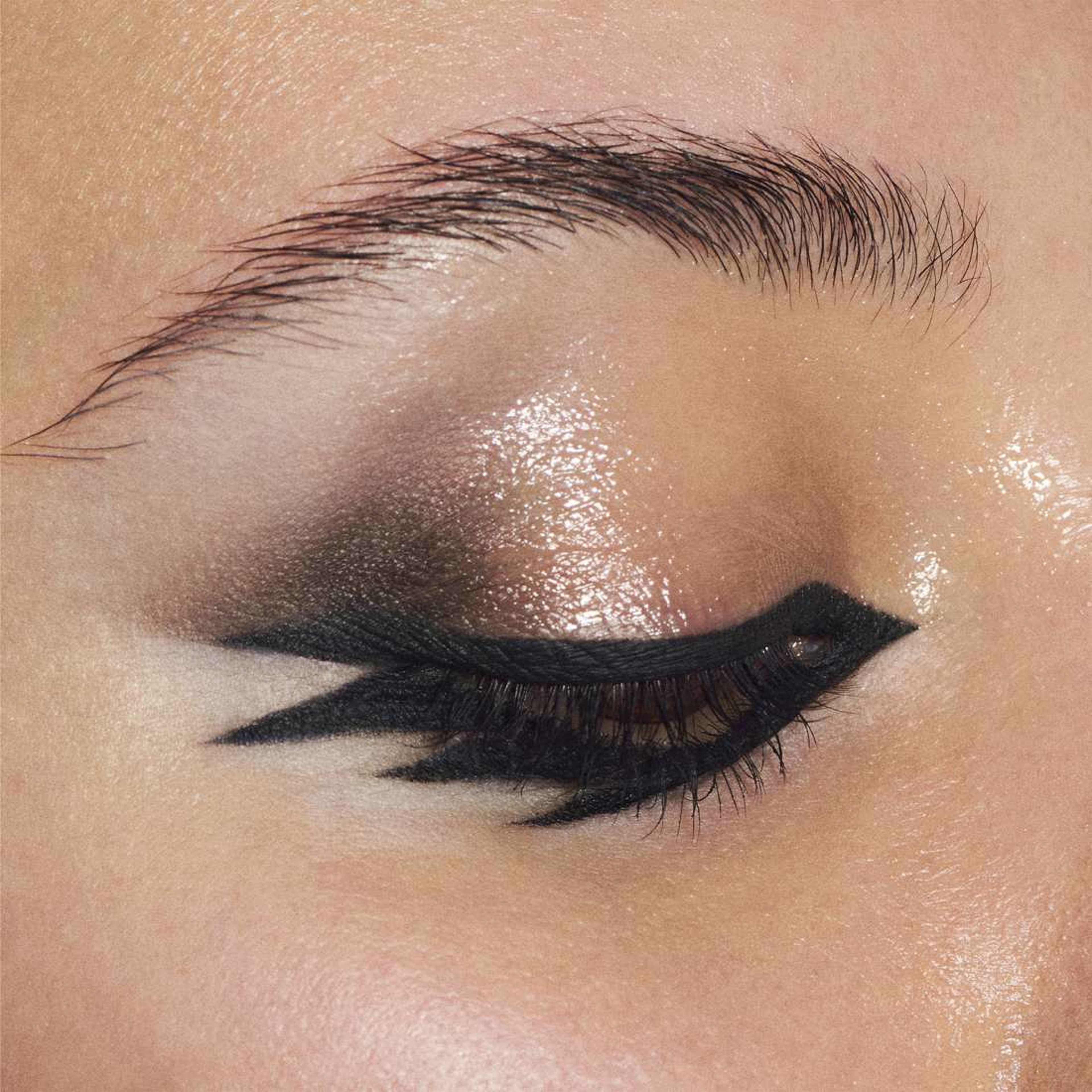 In Extreme Dimension Eyeliner, från MAC Cosmetics, i färgen Extreme Black. Klicka för att öppna bilden i stort format